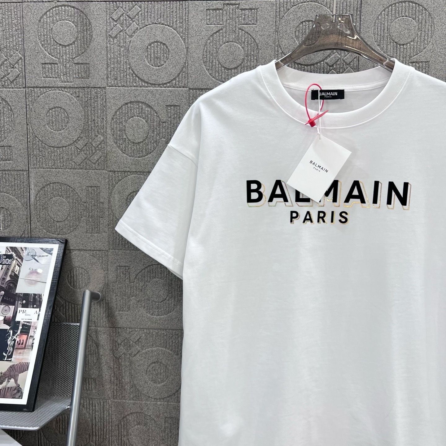 Stylish Balmain Logo T-shirt in White with 1980s Inspiration - 图片 4