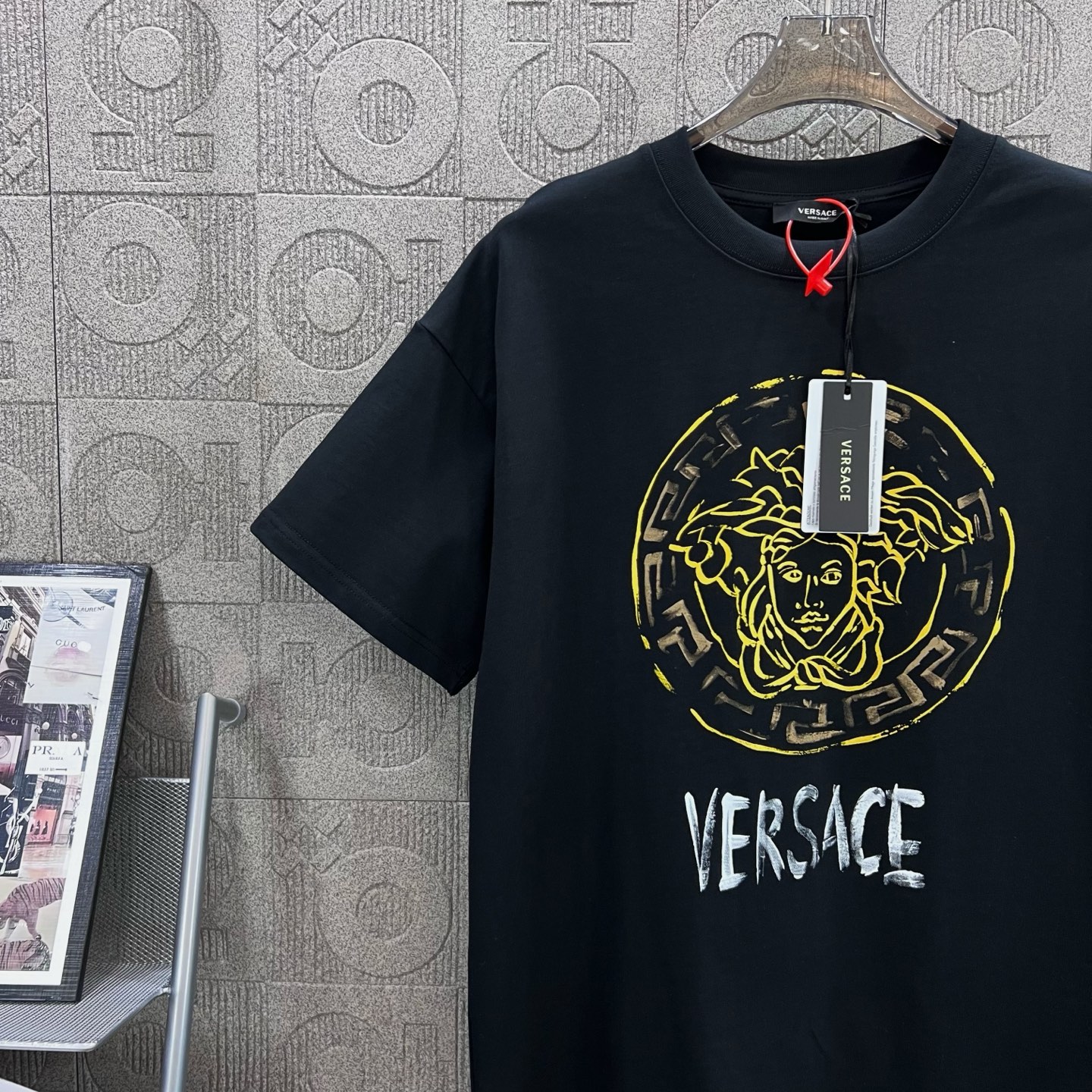 1980s-inspired Versace Medusa Black King Logo Short Sleeve T-shirt – Review - 图片 4