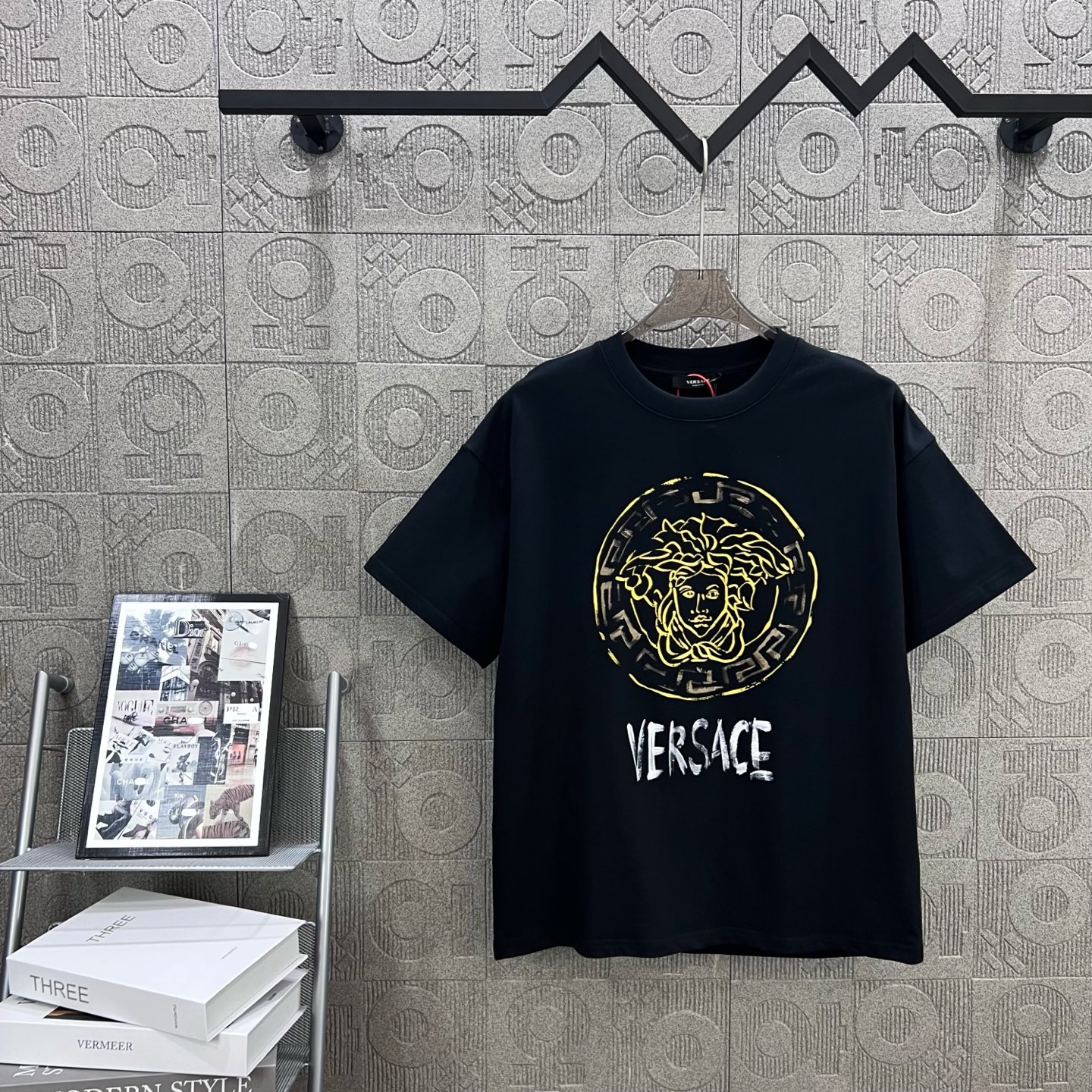 1980s-inspired Versace Medusa Black King Logo Short Sleeve T-shirt – Review - 图片 1