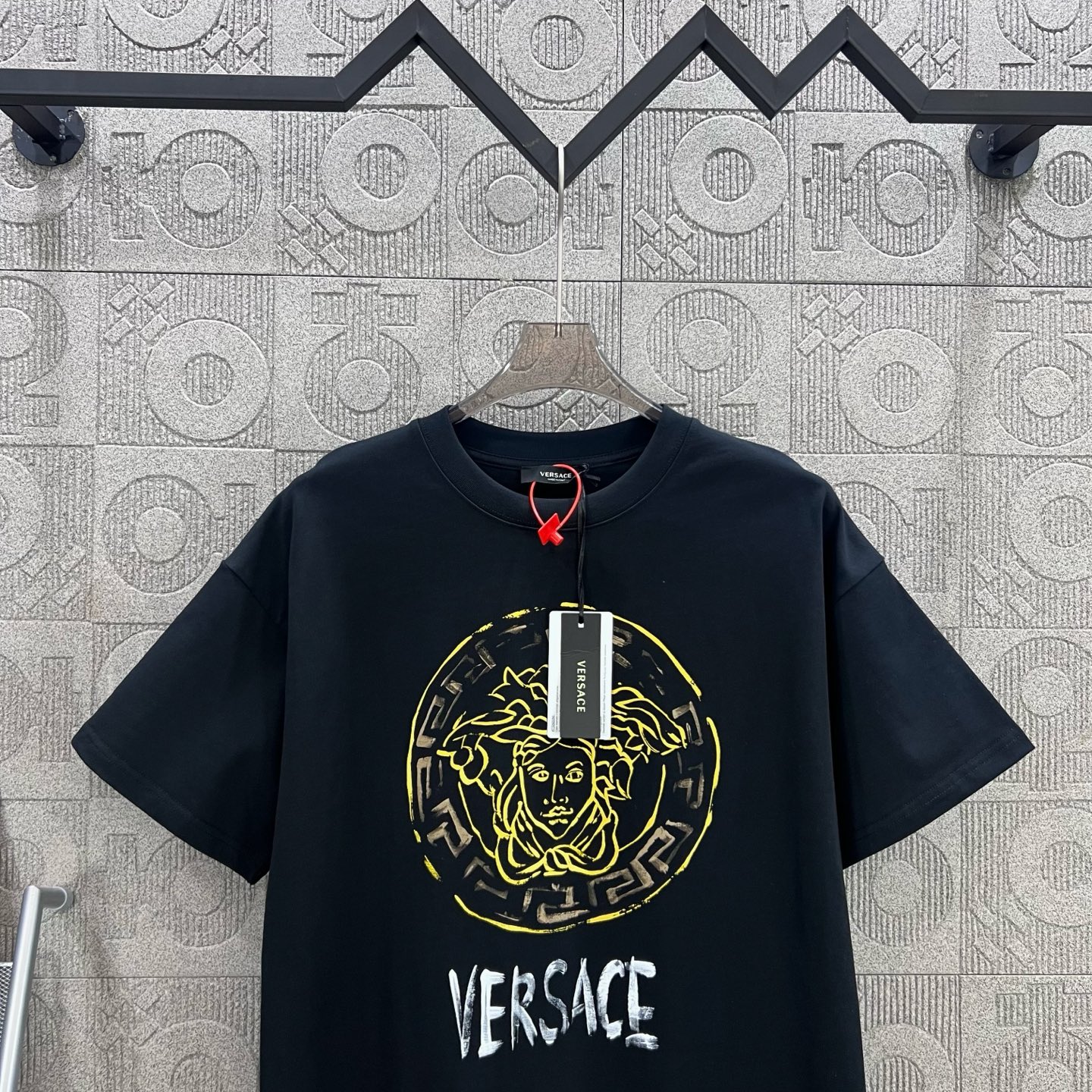 1980s-inspired Versace Medusa Black King Logo Short Sleeve T-shirt – Review - 图片 3