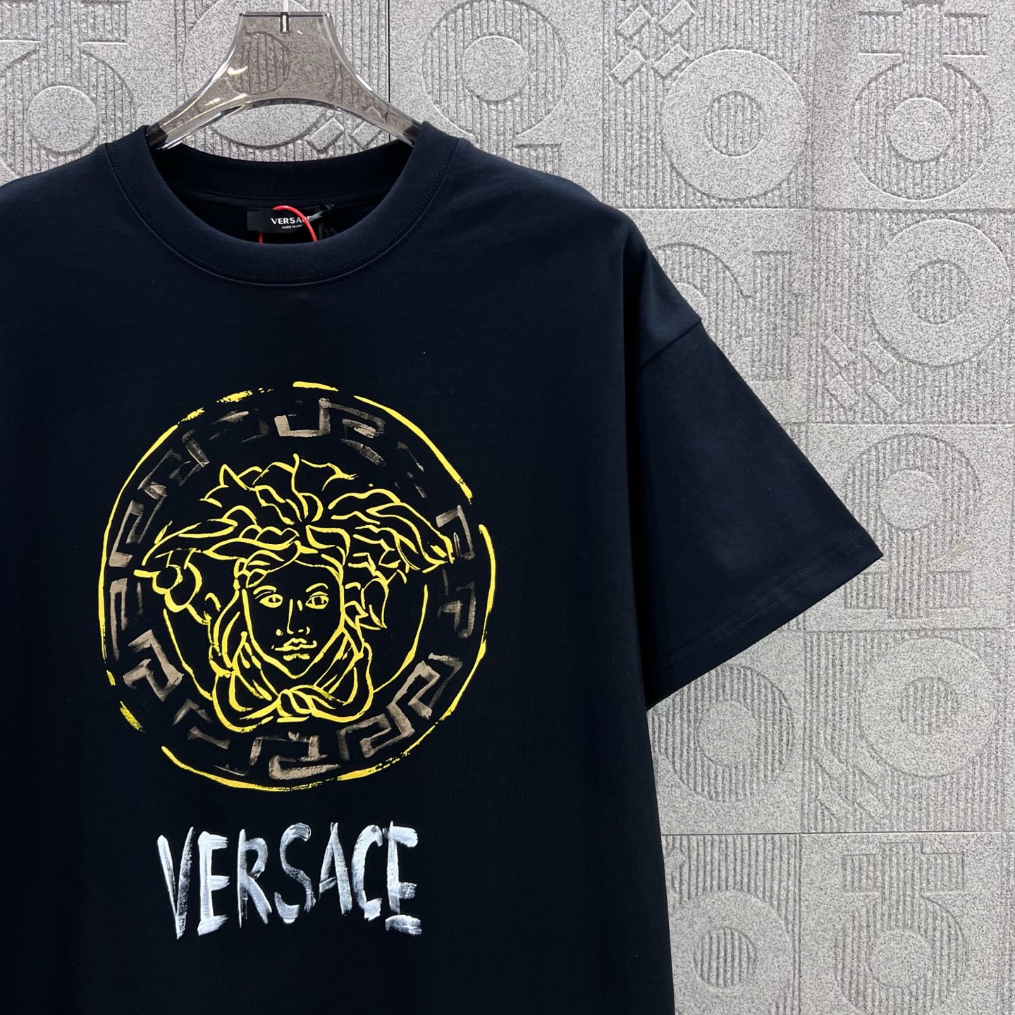 1980s-inspired Versace Medusa Black King Logo Short Sleeve T-shirt – Review - 图片 7