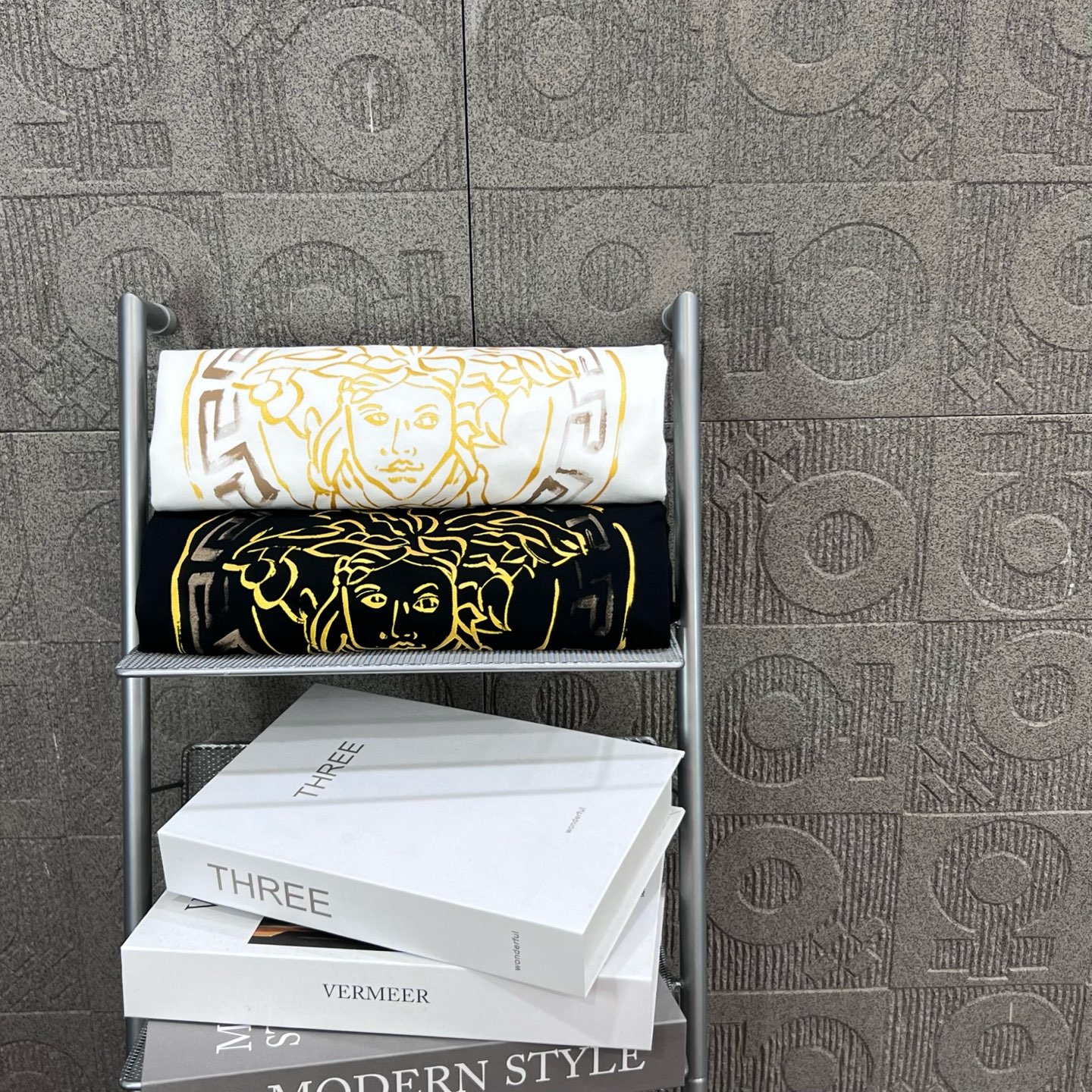 1980s-inspired Versace Medusa Black King Logo Short Sleeve T-shirt – Review - 图片 8