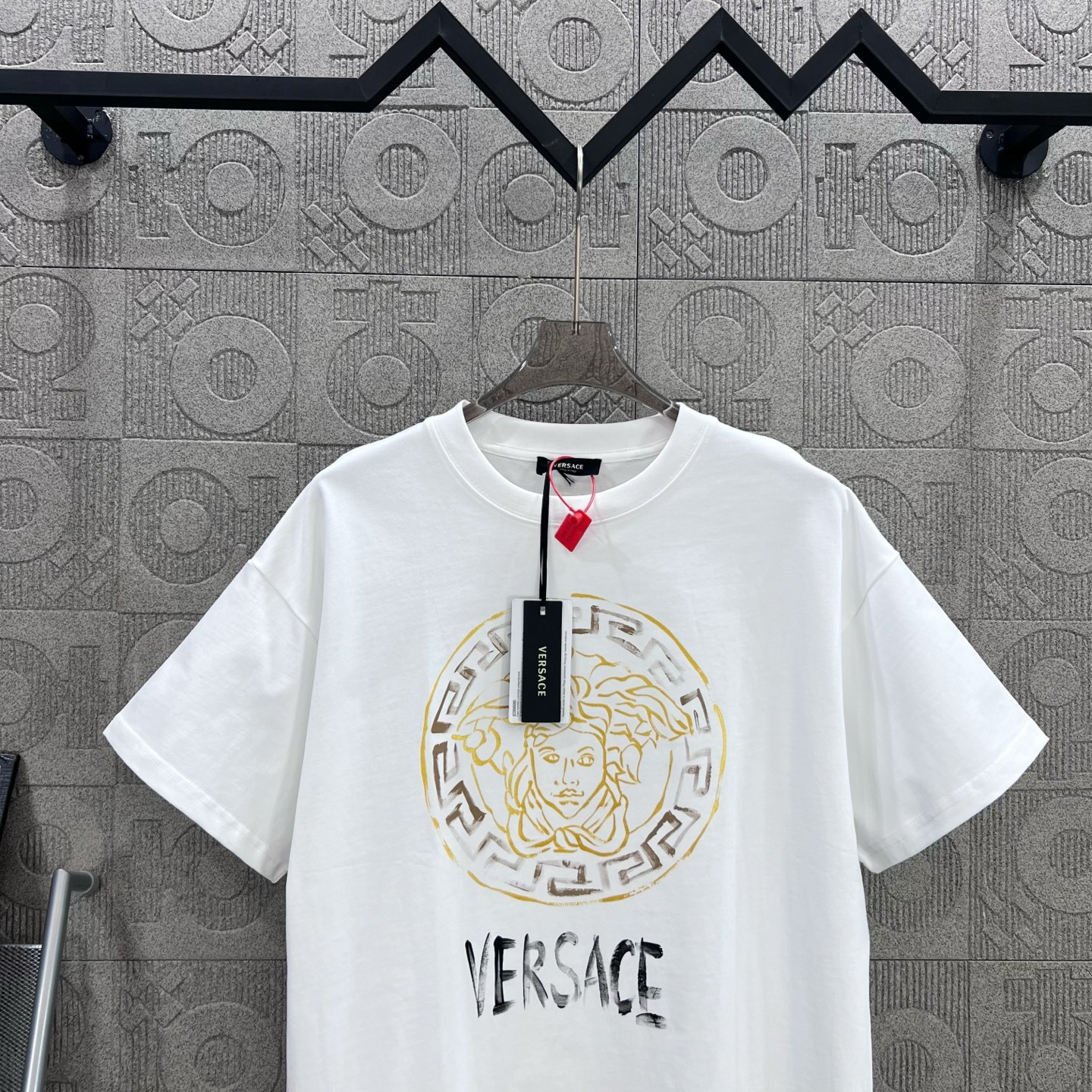 Versace-Inspired 1980s Logo T-Shirt for Men and Women – White, XS~L Sizes - 图片 3