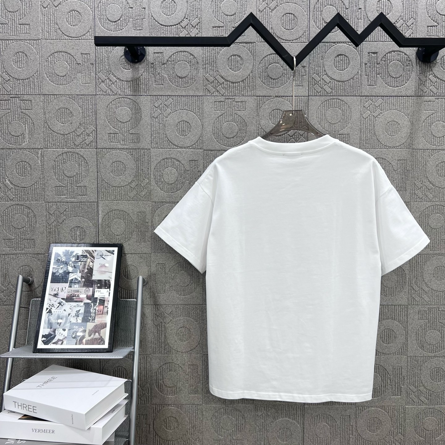 Versace-Inspired 1980s Logo T-Shirt for Men and Women – White, XS~L Sizes - 图片 2