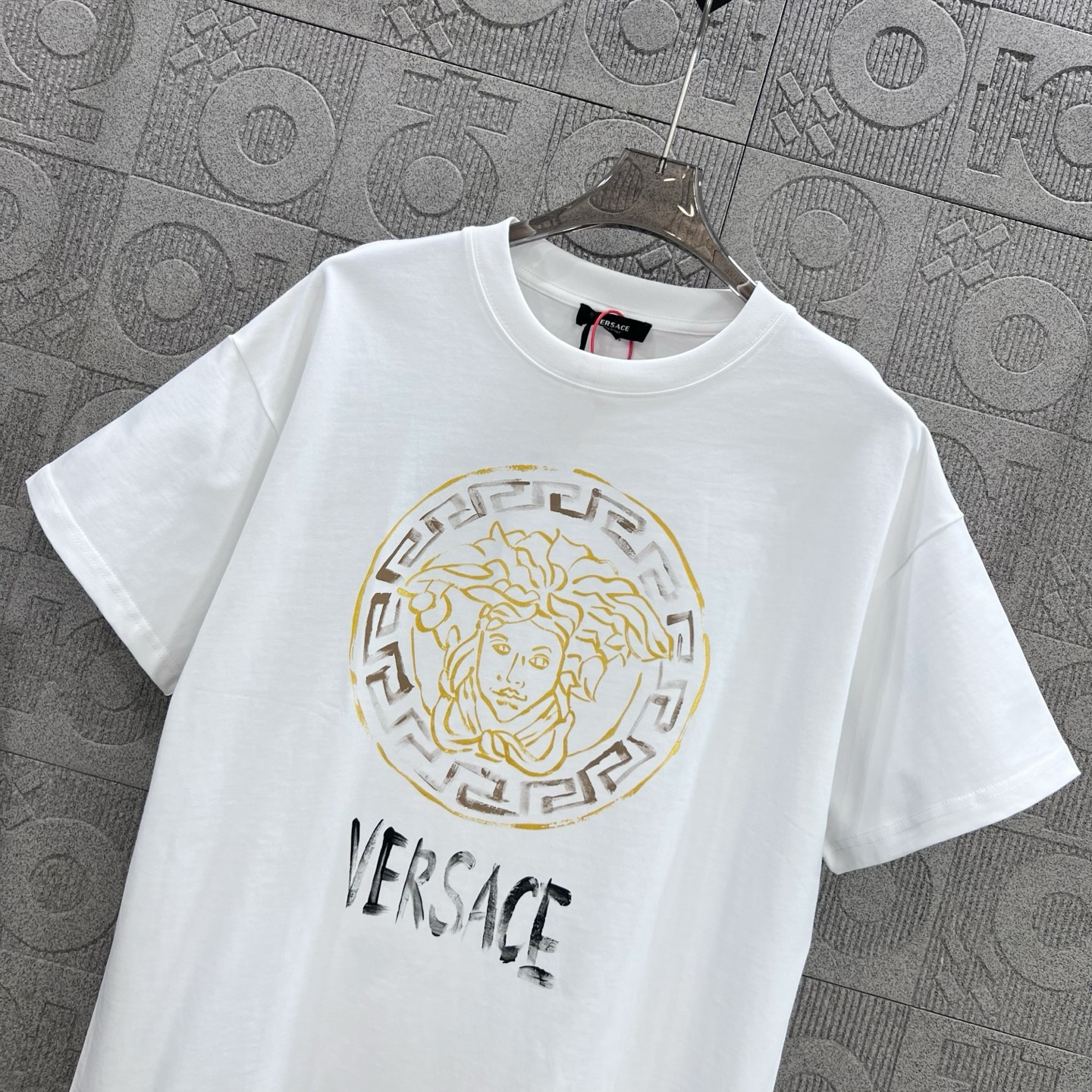 Versace-Inspired 1980s Logo T-Shirt for Men and Women – White, XS~L Sizes - 图片 6