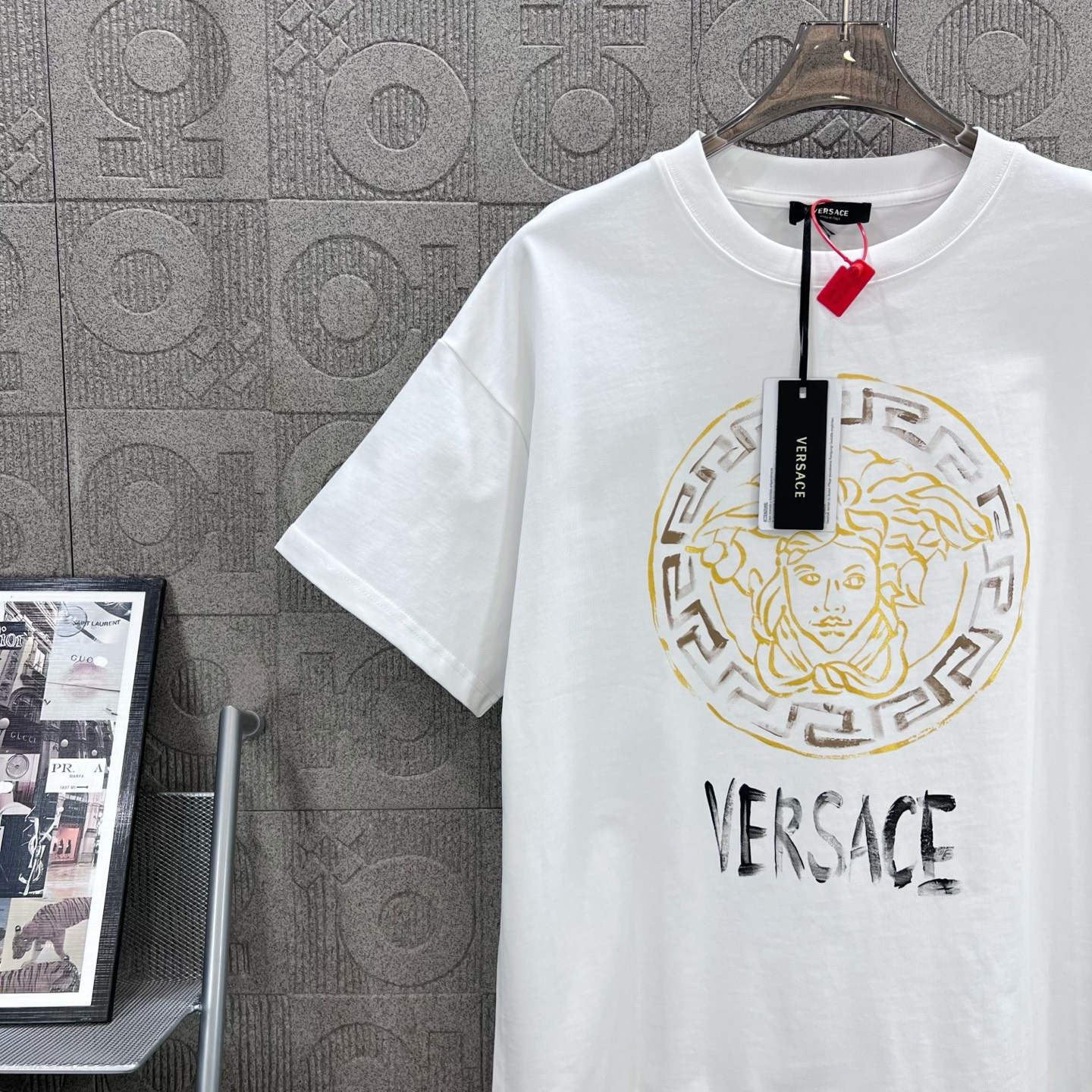 Versace-Inspired 1980s Logo T-Shirt for Men and Women – White, XS~L Sizes - 图片 4