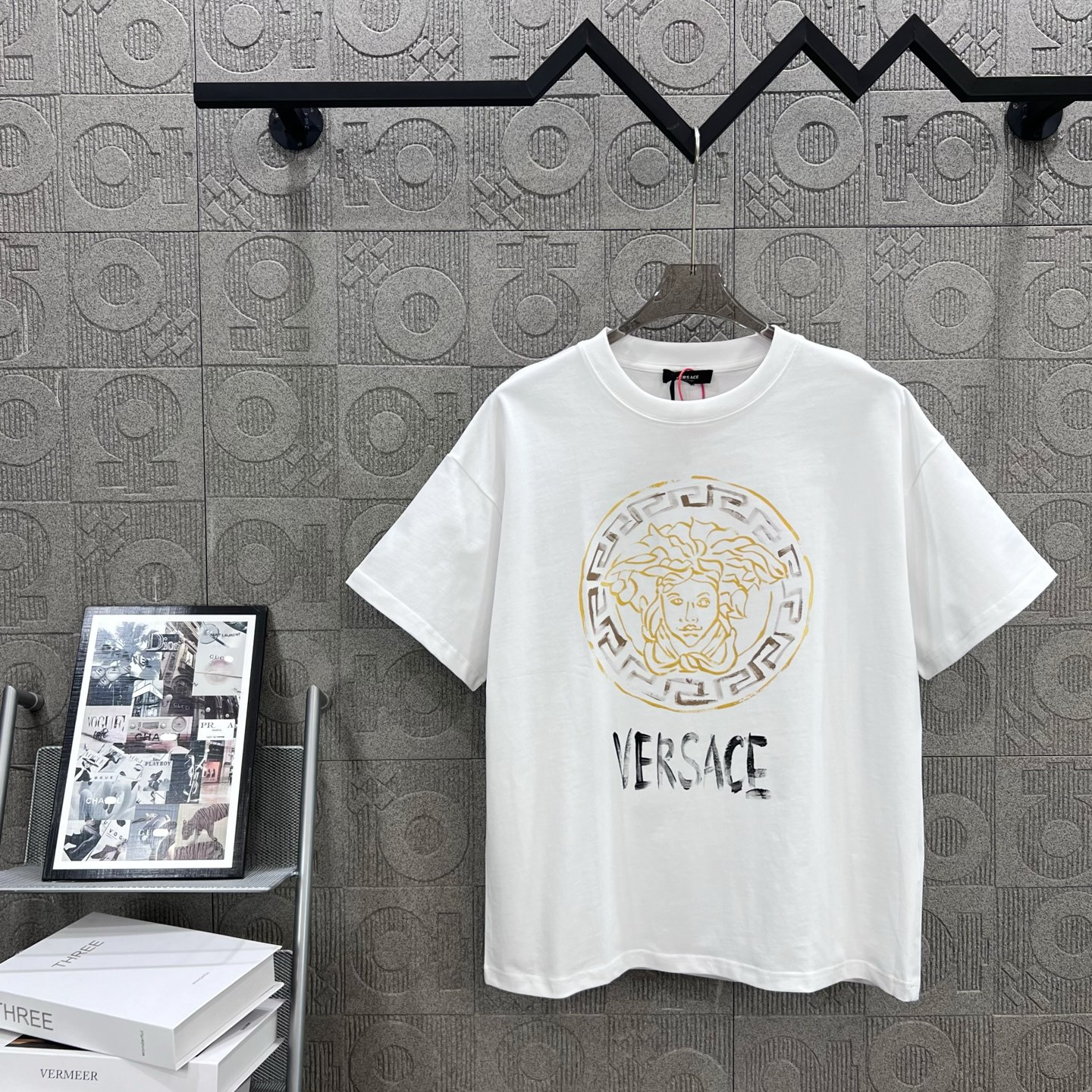 Versace-Inspired 1980s Logo T-Shirt for Men and Women – White, XS~L Sizes - 图片 1