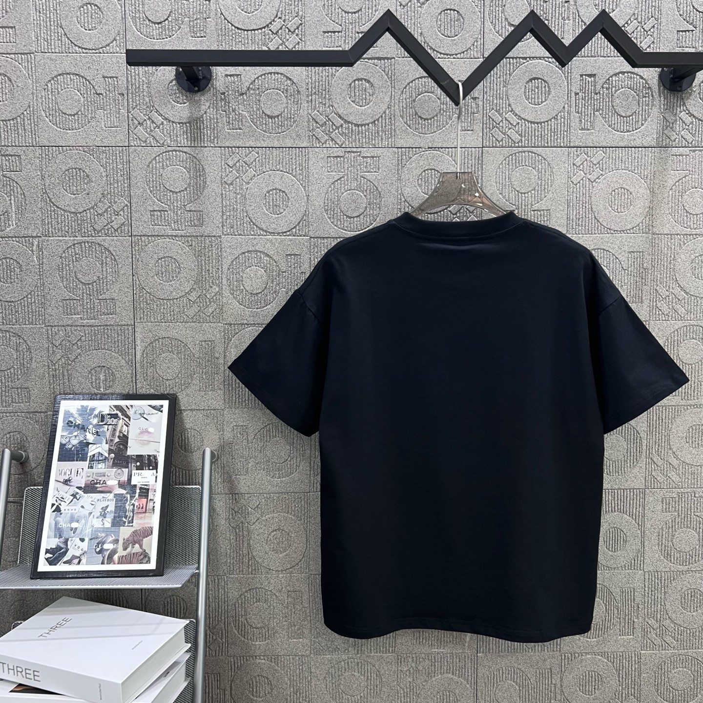 Versace Medusa Gold Headprint T-shirt – 1980s Inspired Fashion for Men and Women - 图片 2