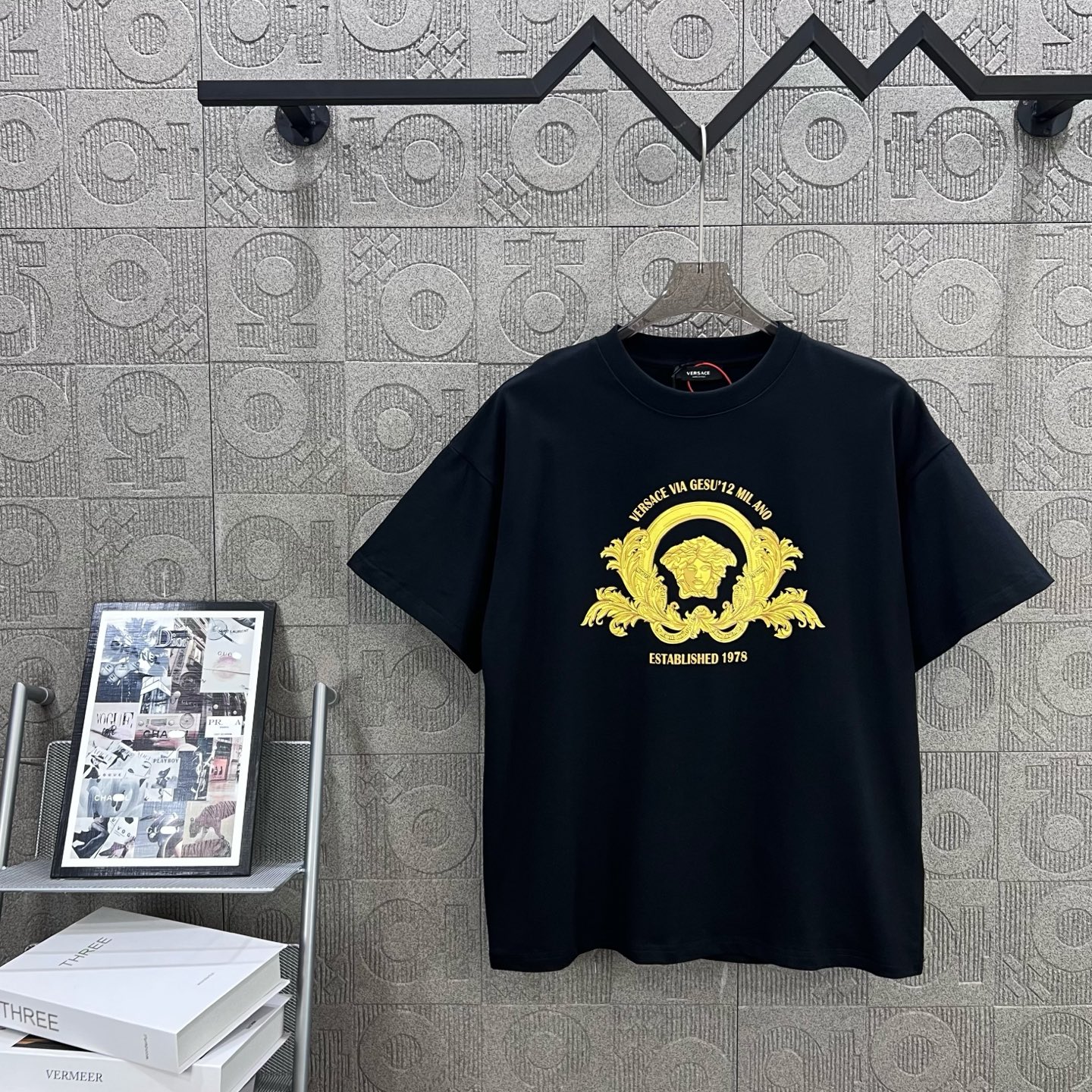 Versace Medusa Gold Headprint T-shirt – 1980s Inspired Fashion for Men and Women - 图片 1