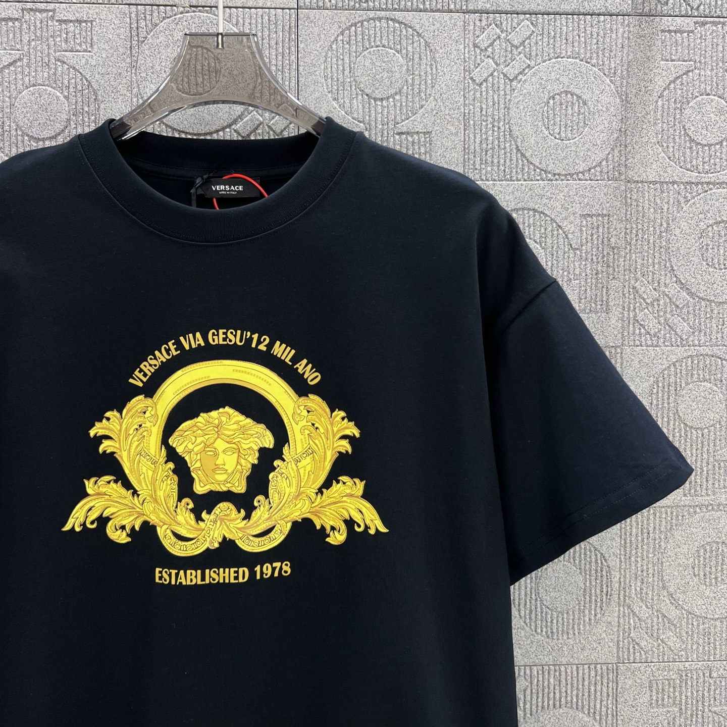 Versace Medusa Gold Headprint T-shirt – 1980s Inspired Fashion for Men and Women - 图片 7