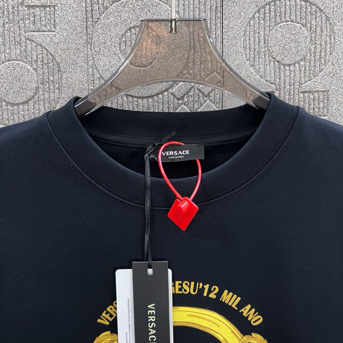 Versace Medusa Gold Headprint T-shirt – 1980s Inspired Fashion for Men and Women - 图片 5