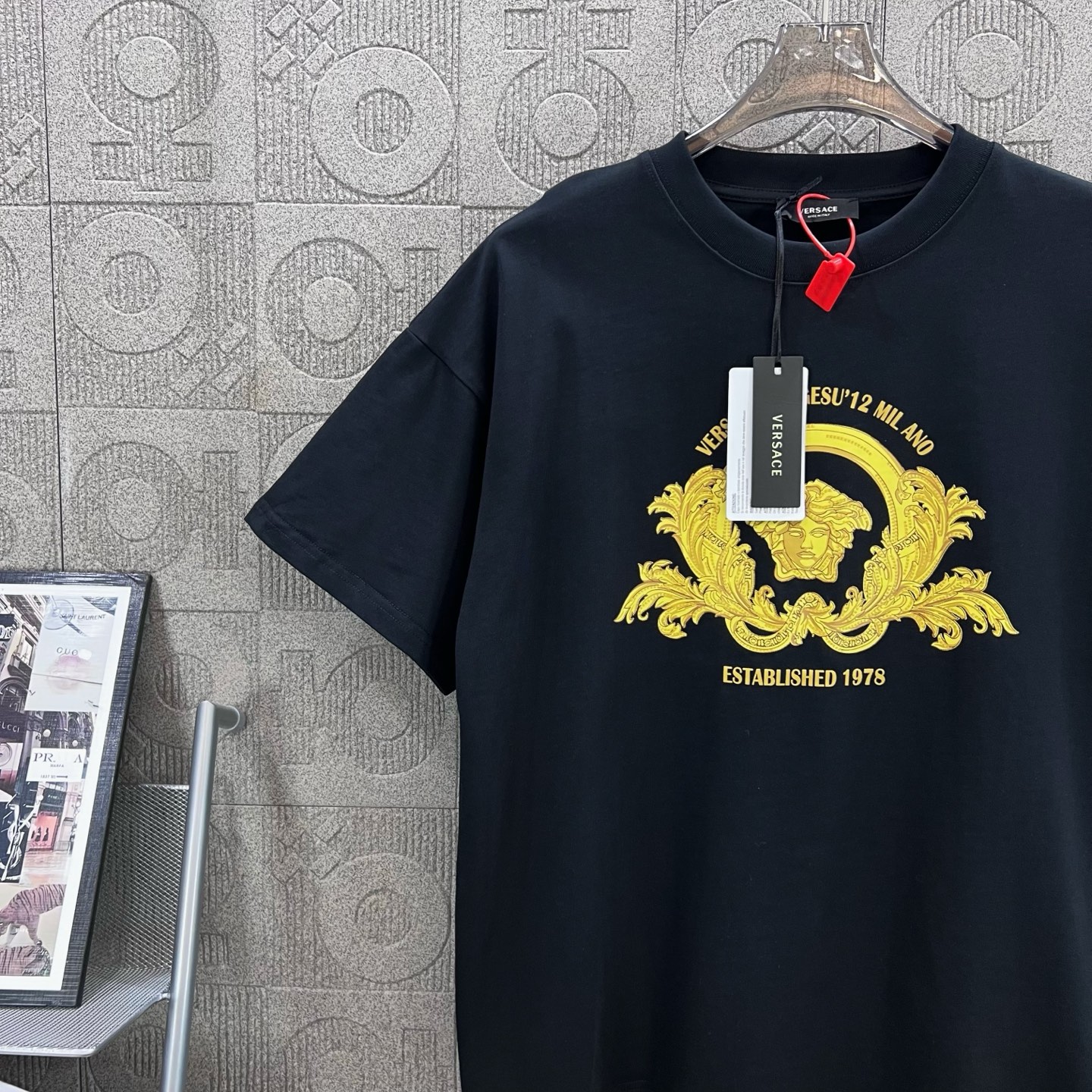 Versace Medusa Gold Headprint T-shirt – 1980s Inspired Fashion for Men and Women - 图片 4