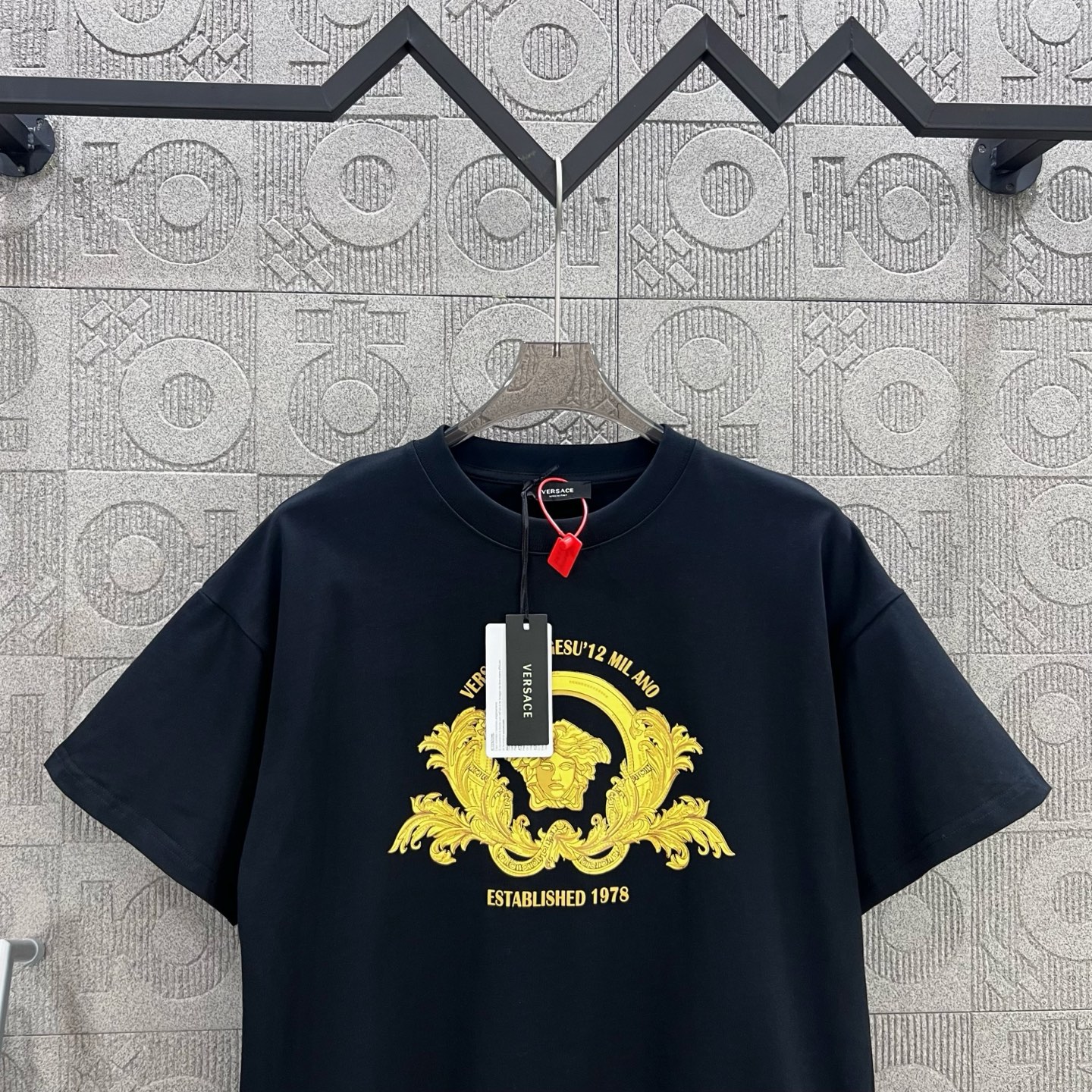 Versace Medusa Gold Headprint T-shirt – 1980s Inspired Fashion for Men and Women - 图片 3