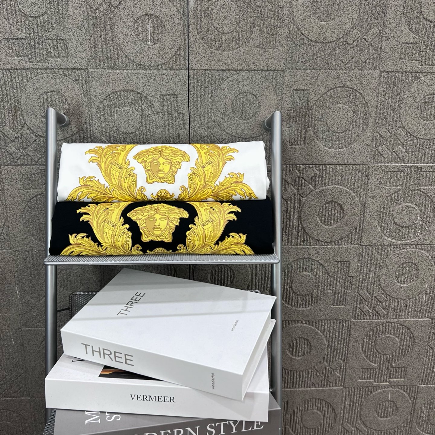 Versace 196 Medusa Gold Headprint T-shirt: 1980s Inspired Fashion for Men and Women - 图片 8
