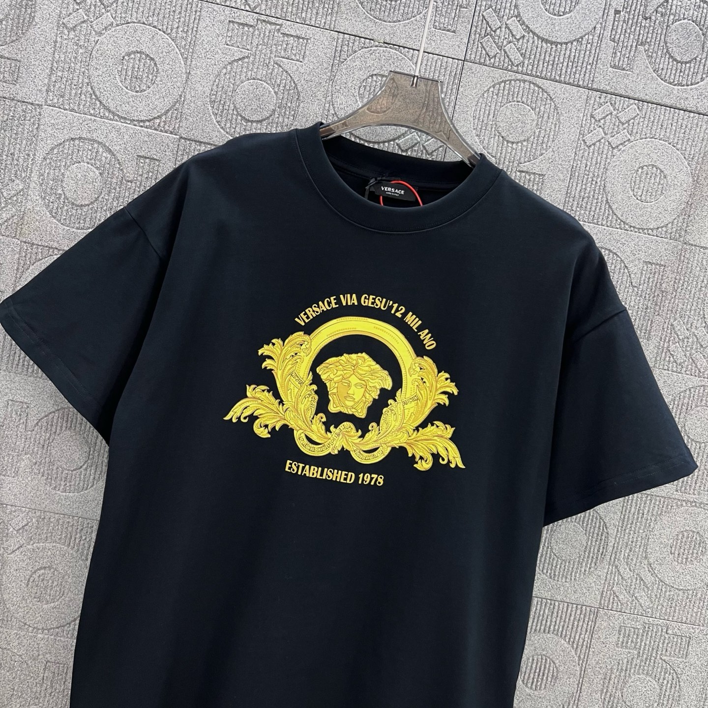 Versace Medusa Gold Headprint T-shirt – 1980s Inspired Fashion for Men and Women - 图片 6