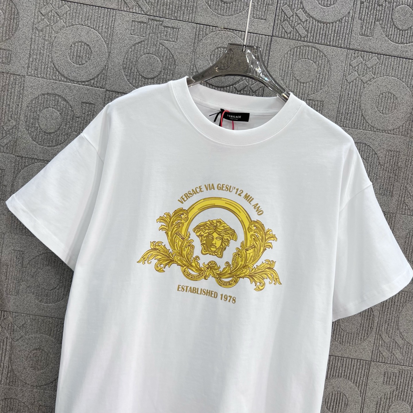 Versace 196 Medusa Gold Headprint T-shirt: 1980s Inspired Fashion for Men and Women - 图片 6