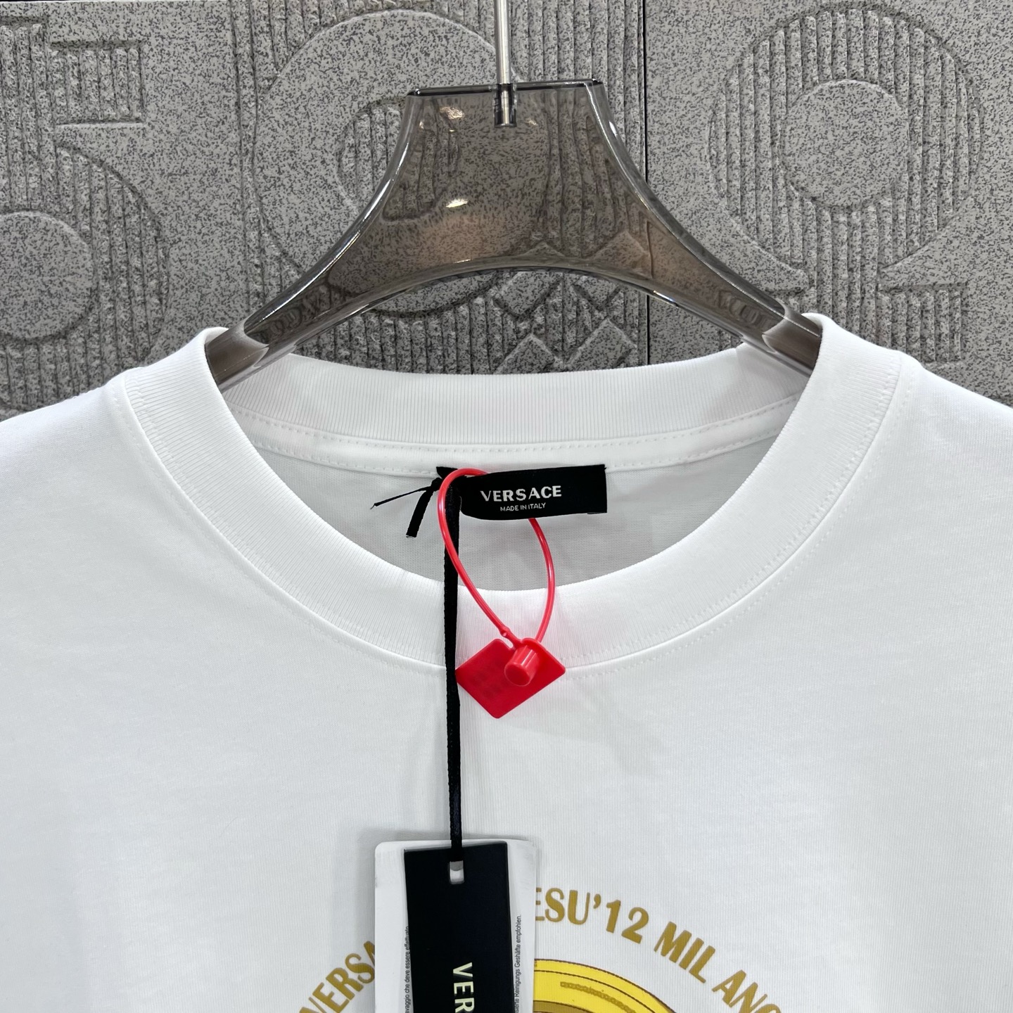 Versace 196 Medusa Gold Headprint T-shirt: 1980s Inspired Fashion for Men and Women - 图片 5