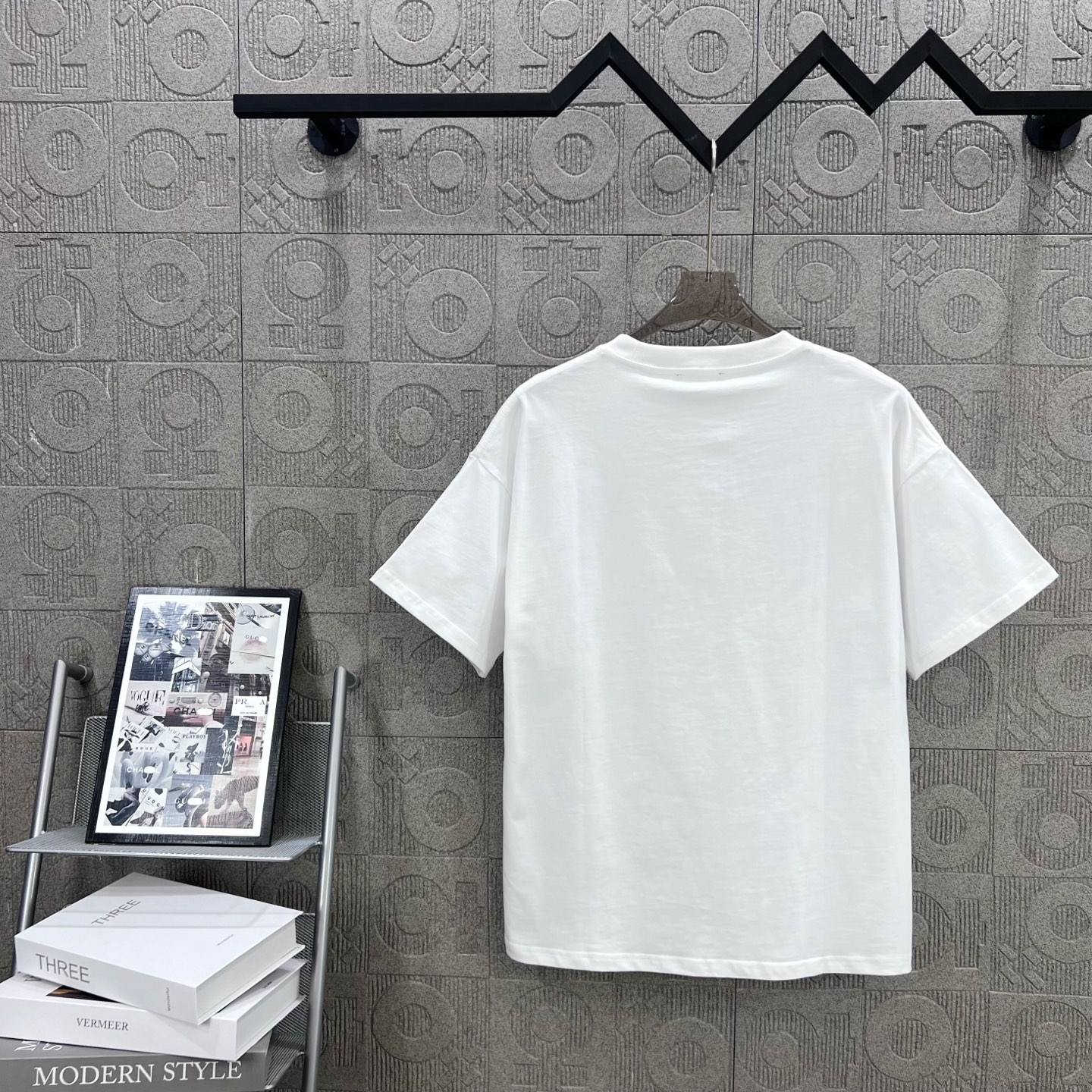Versace 196 Medusa Gold Headprint T-shirt: 1980s Inspired Fashion for Men and Women - 图片 2