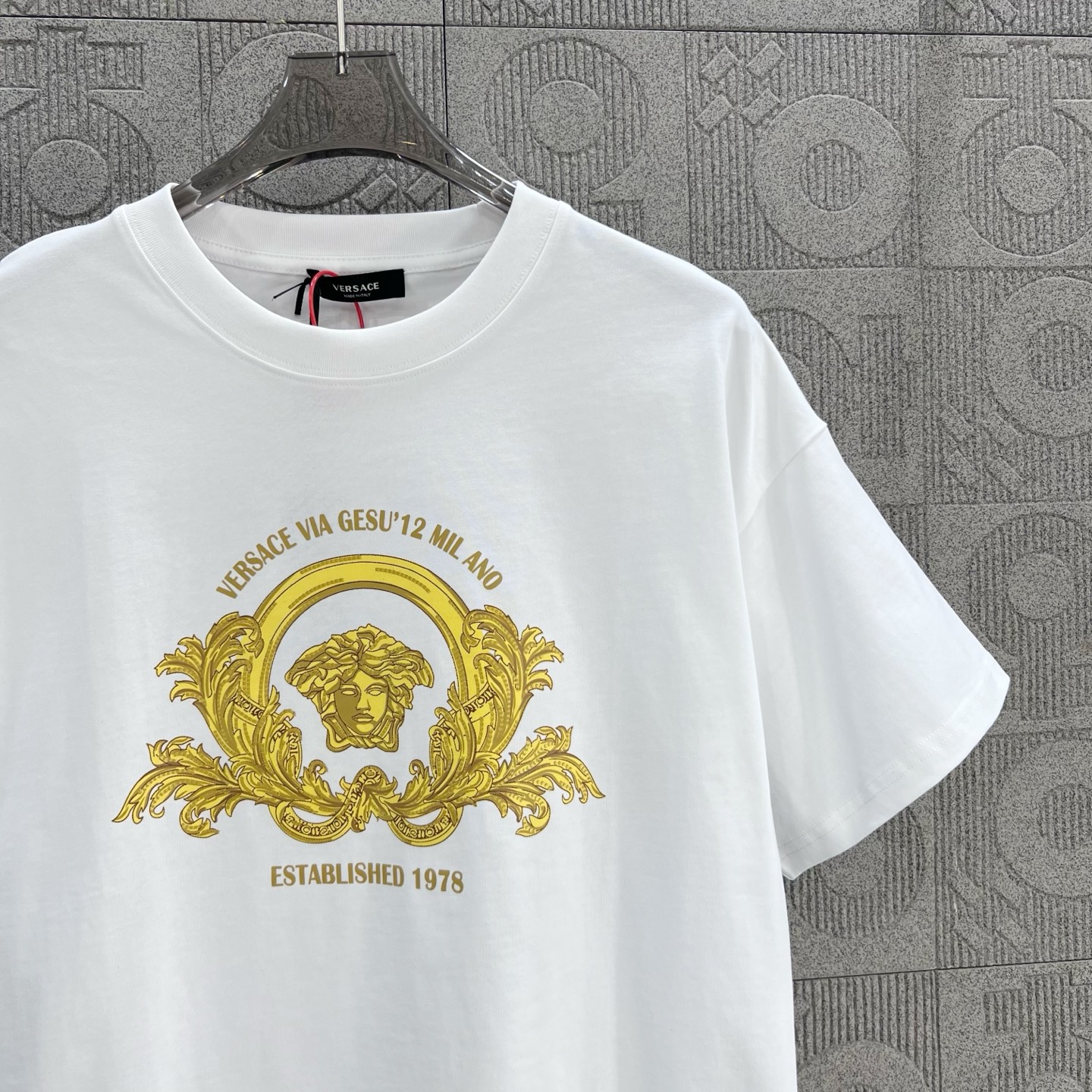 Versace 196 Medusa Gold Headprint T-shirt: 1980s Inspired Fashion for Men and Women - 图片 7