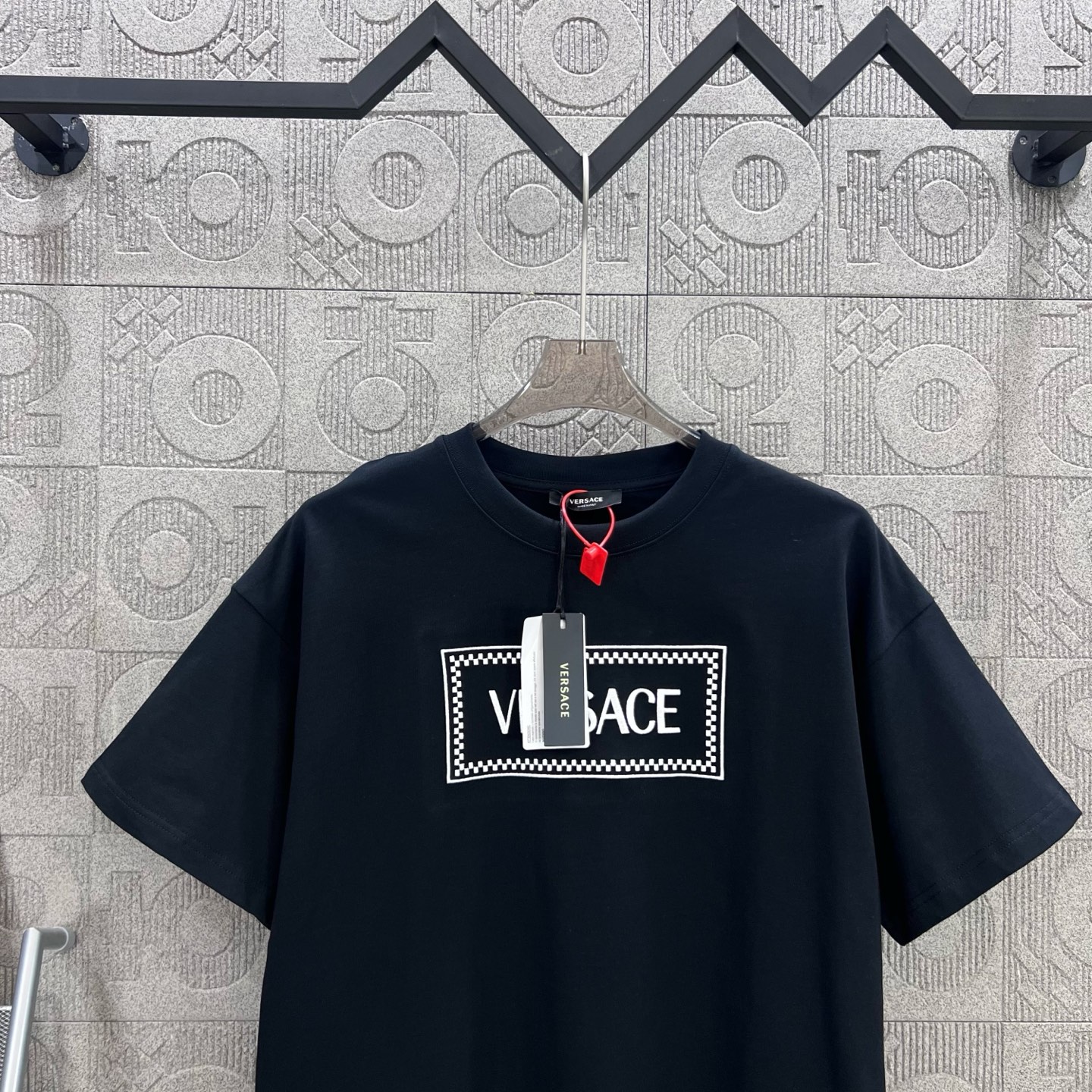 Versace Medusa Logo Short Sleeve T-shirt: 1980s-inspired Fashion for Men and Women - 图片 3