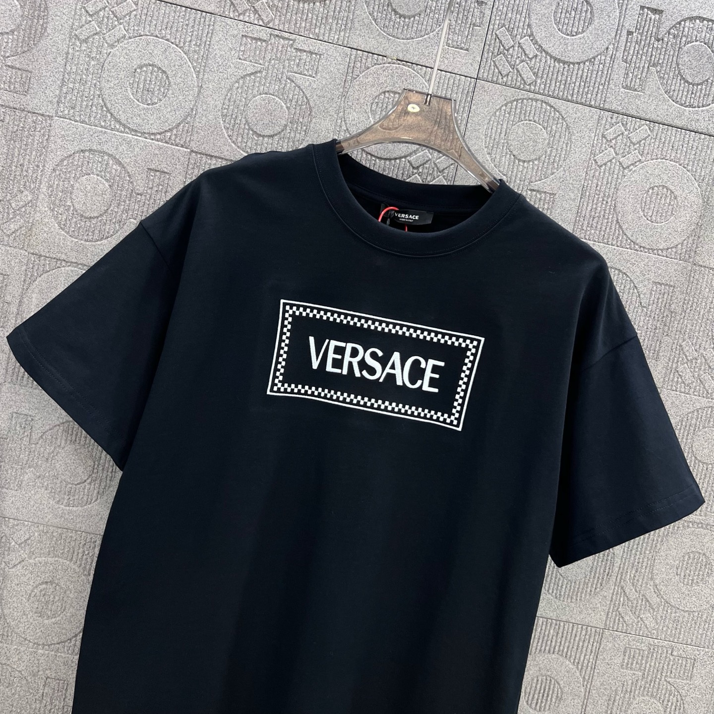 Versace Medusa Logo Short Sleeve T-shirt: 1980s-inspired Fashion for Men and Women - 图片 6