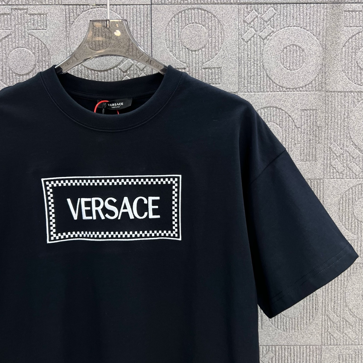 Versace Medusa Logo Short Sleeve T-shirt: 1980s-inspired Fashion for Men and Women - 图片 7