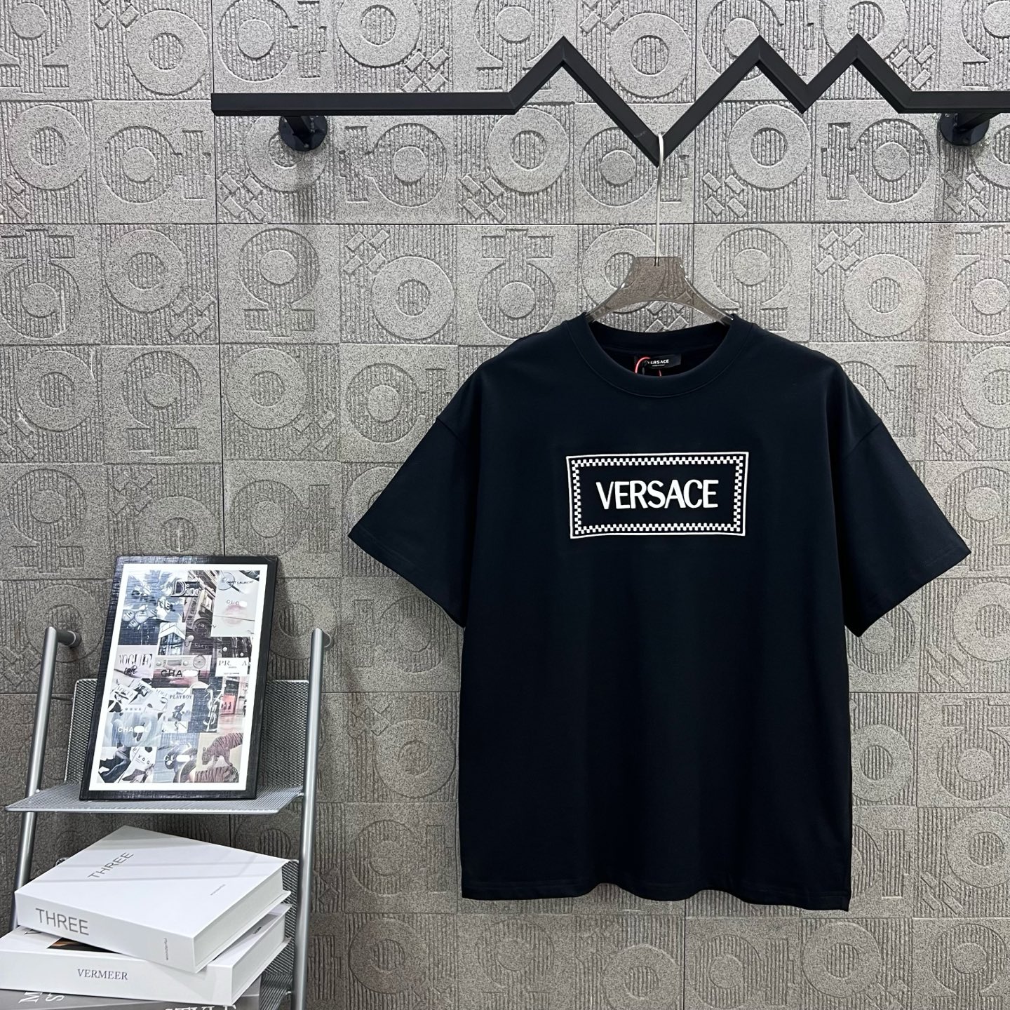 Versace Medusa Logo Short Sleeve T-shirt: 1980s-inspired Fashion for Men and Women - 图片 1