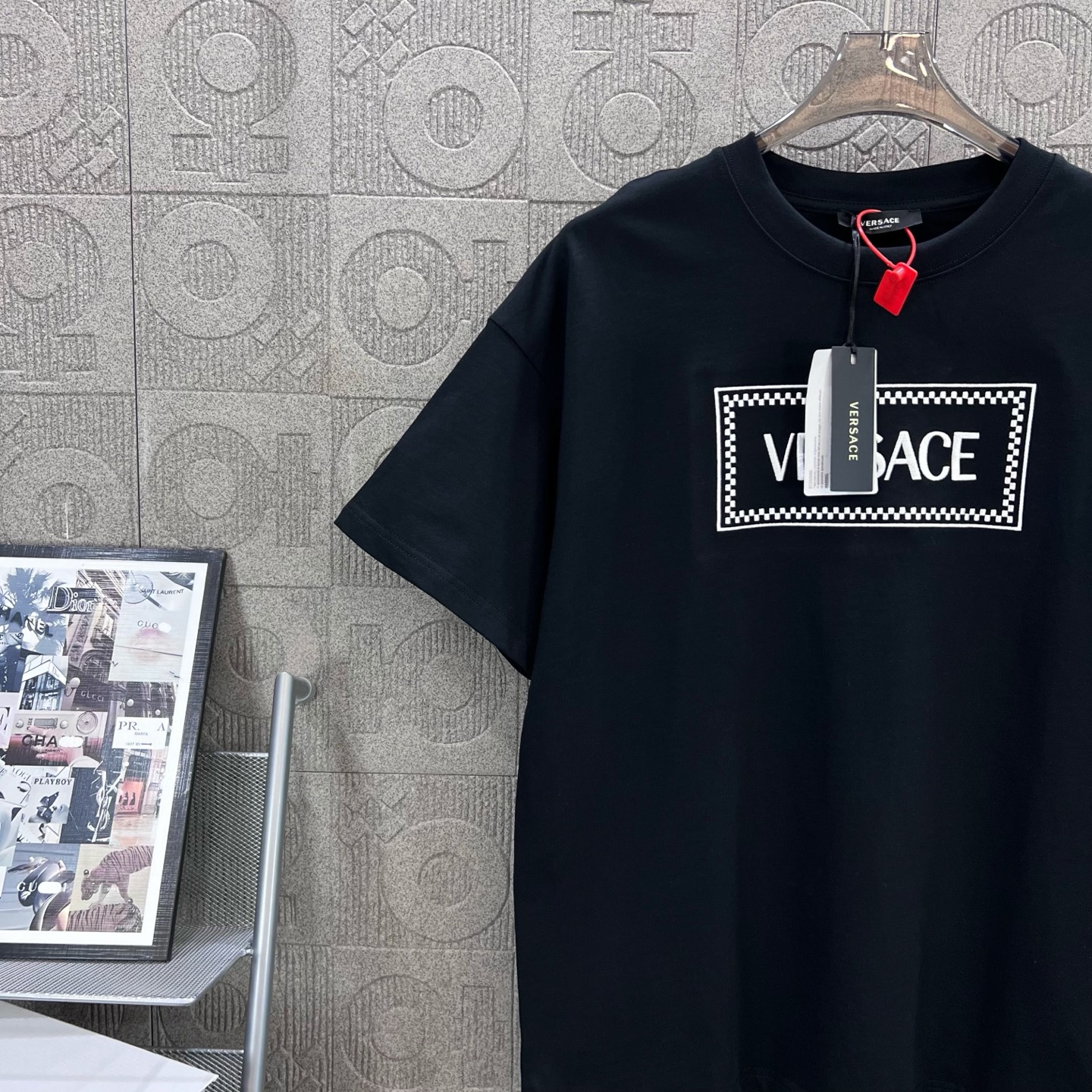 Versace Medusa Logo Short Sleeve T-shirt: 1980s-inspired Fashion for Men and Women - 图片 4