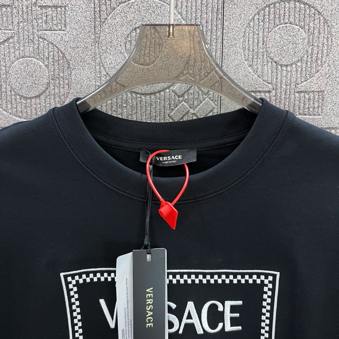 Versace Medusa Logo Short Sleeve T-shirt: 1980s-inspired Fashion for Men and Women - 图片 5