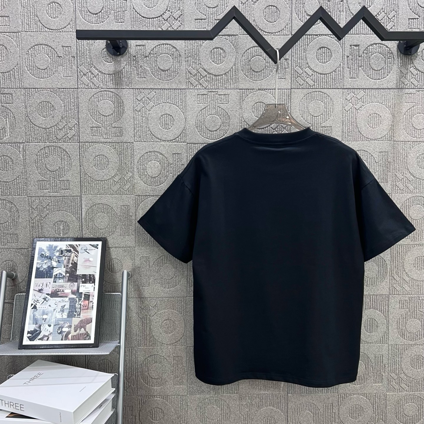 Versace 1980s-inspired Logo T-shirt: Chromosome Dye, Unisex, Black, XS-L. - 图片 2