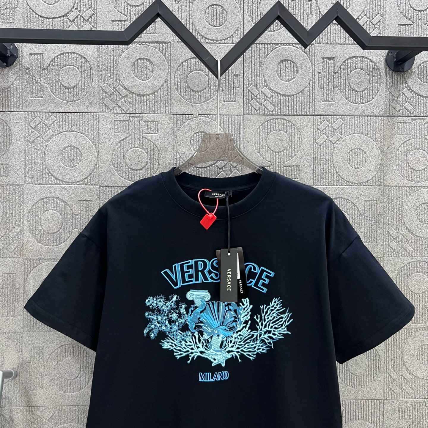 Versace 1980s-inspired Logo T-shirt: Chromosome Dye, Unisex, Black, XS-L. - 图片 3