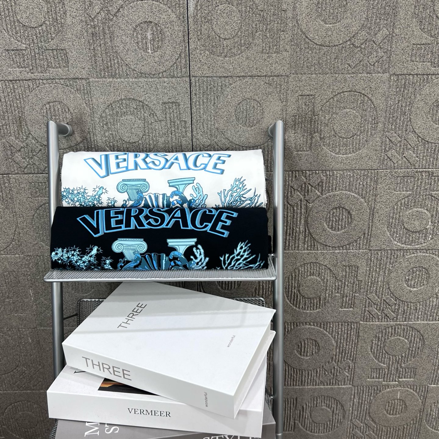 Versace 1980s-inspired Logo T-shirt: Chromosome Dye, Unisex, Black, XS-L. - 图片 8