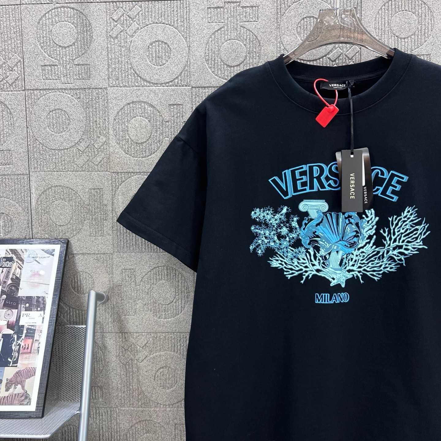 Versace 1980s-inspired Logo T-shirt: Chromosome Dye, Unisex, Black, XS-L. - 图片 4