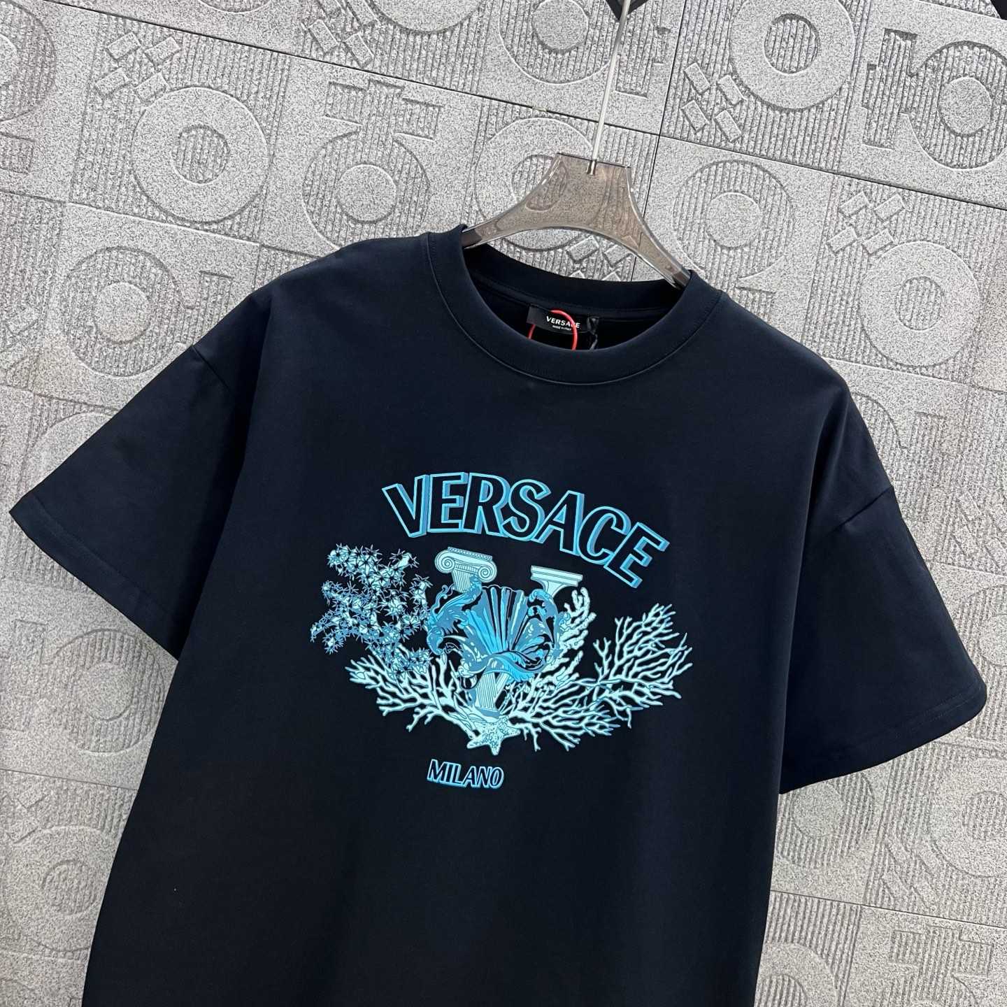 Versace 1980s-inspired Logo T-shirt: Chromosome Dye, Unisex, Black, XS-L. - 图片 6