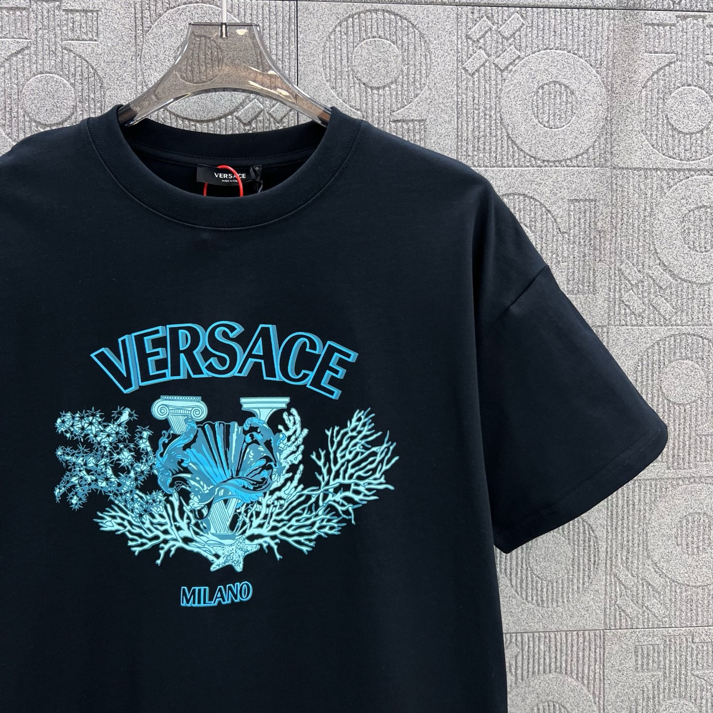 Versace 1980s-inspired Logo T-shirt: Chromosome Dye, Unisex, Black, XS-L. - 图片 7