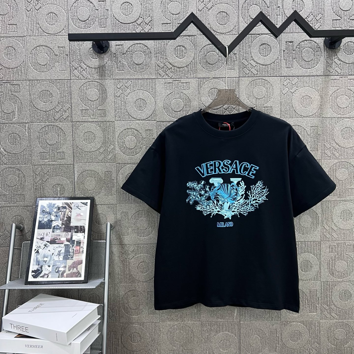 Versace 1980s-inspired Logo T-shirt: Chromosome Dye, Unisex, Black, XS-L. - 图片 1