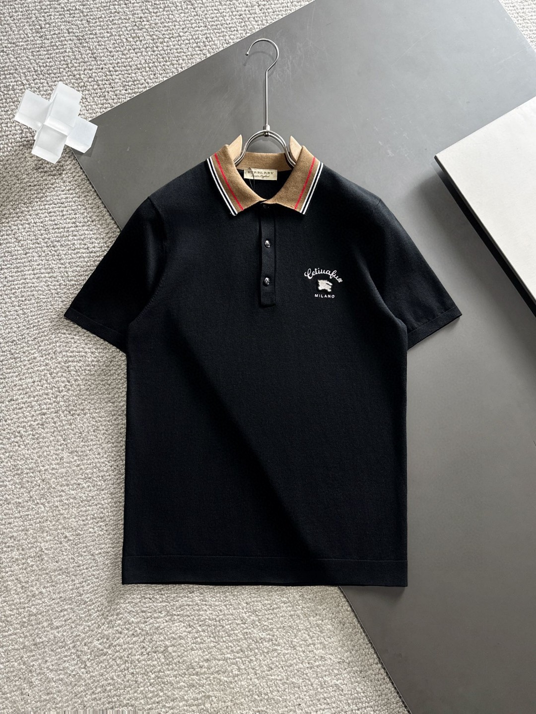 NO:137722,BURBERRY Top Base Artifact Imported Private Goods, High-end Tennis POLO Short-sleeved Sweater, Solid Color Simple Counter Style, Fashionable and Luxury, Undoubted Quality, Excellent Body Effect, Luxury Official Website The same style, Style Counter Size M-3XL Maximum Wear 200 catties, Burberry, T-shirt, alexander wang19860909BURBERRY 顶级打底神器 进口私货,高端天丝POLO短袖毛衫 纯色简约专柜款 时尚不失奢华 品质毋庸置疑 上身效果超赞,奢华官网同款 款式专柜尺码 M-3XL 最大穿200斤,,burberry,T-shirt,alexander wang,Men's clothing