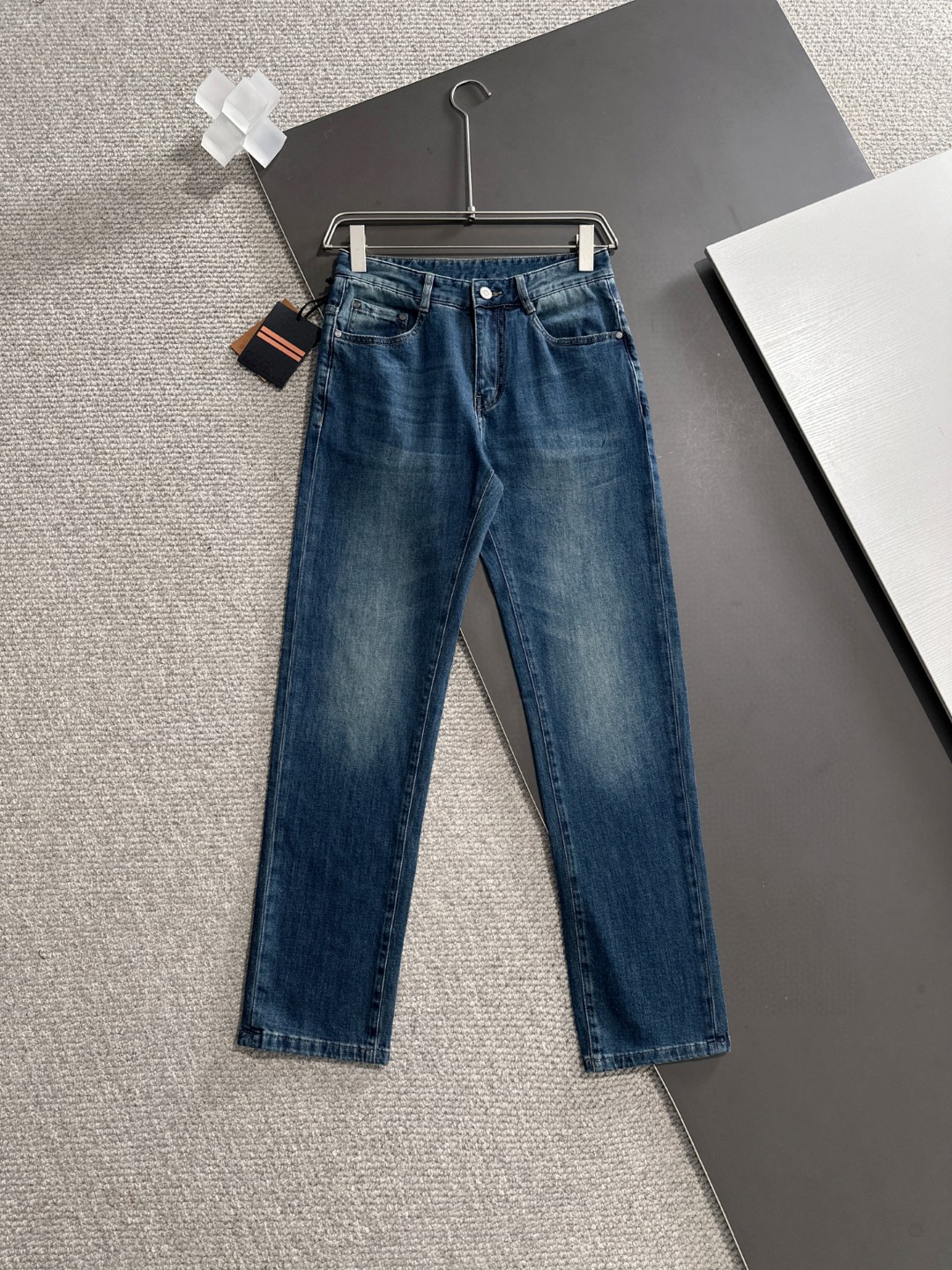 NO:137709,The new 2025 model is available in stock, the original single hot jeans are super customized, the original hardware, super heavy industry technology, the style is super excellent, the details are impeccable!  The style is not picky, it is very high-end, and the good products are not waiting for everyone. Take a look at it and start quickly. Size 29-40, zegna, jeans, alexander wang19860909杰尼亚 2025新款现货上市,原单爆款牛仔裤超级定制款,原版五金,超级重工工艺,版型超赞细节做工无可挑剔！款式不挑人,特别高档,好货不等人,看中赶紧下手,尺码29-40,,zegna,jeans,alexander wang,Men's clothing