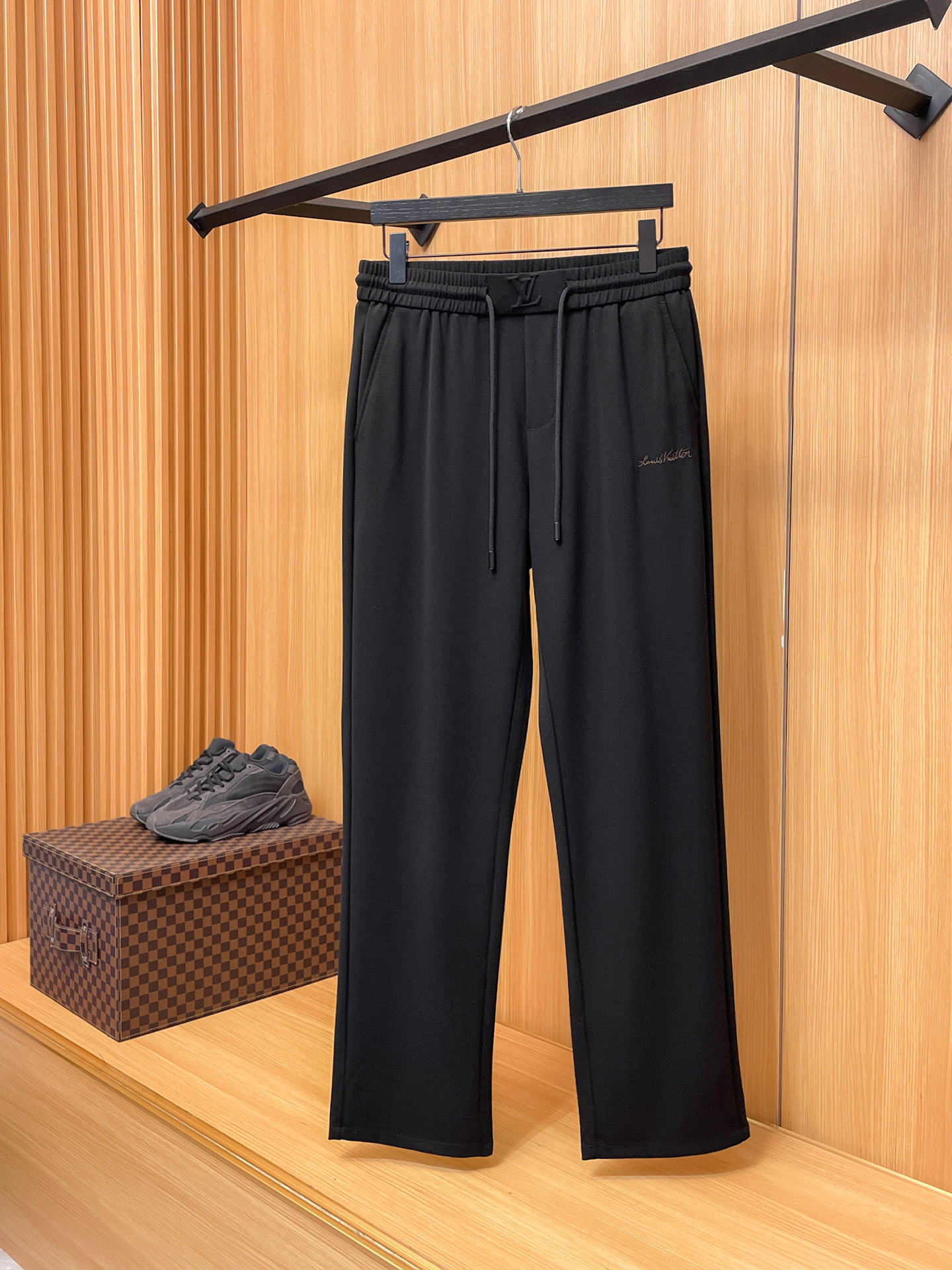 NO:735044,LV original casual pants 2026 new product, new summer style original casual pants, original heavy workmanship, brand classic LOGO design, complete with three standards!  Original hardware accessories. Customized imported elastic cotton at the counter, completely matched to the counter. You are welcome to try it on at the counter before buying. Don’t be afraid of comparing good products. Size M-4XL, Louis Vuitton,19860909LV 原单休闲裤 2026新品,夏天新款 原版休闲裤 原版重工打造,品牌经典LOGO设计,三标齐全！原版五金辅料.专柜定制进口弹力棉,完全对版专柜,欢迎专柜试穿后再购买,好货不怕比.码数M-4XL,,louis vuitton,,Men's clothing