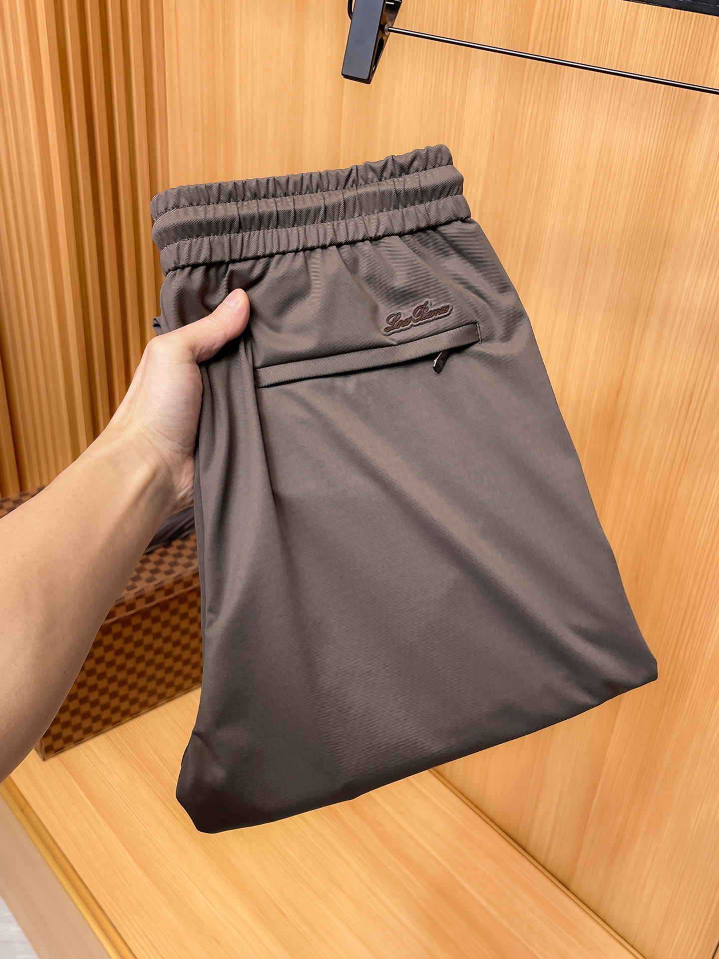 NO:735014,LP original casual pants 2026 new product, new summer style Original casual pants Original heavy-duty production, brand classic LOGO design, complete with three standards!  Original hardware accessories. Customized imported elastic cotton at the counter, completely matched to the counter. You are welcome to try it on at the counter before buying. Don’t be afraid of comparing good products. Size M-4XL, loro piana,19860909LP原单休闲裤 2026新品,夏天新款 原版休闲裤 原版重工打造,品牌经典LOGO设计,三标齐全！原版五金辅料.专柜定制进口弹力棉,完全对版专柜,欢迎专柜试穿后再购买,好货不怕比.码数M-4XL,,loro piana,,Men's clothing