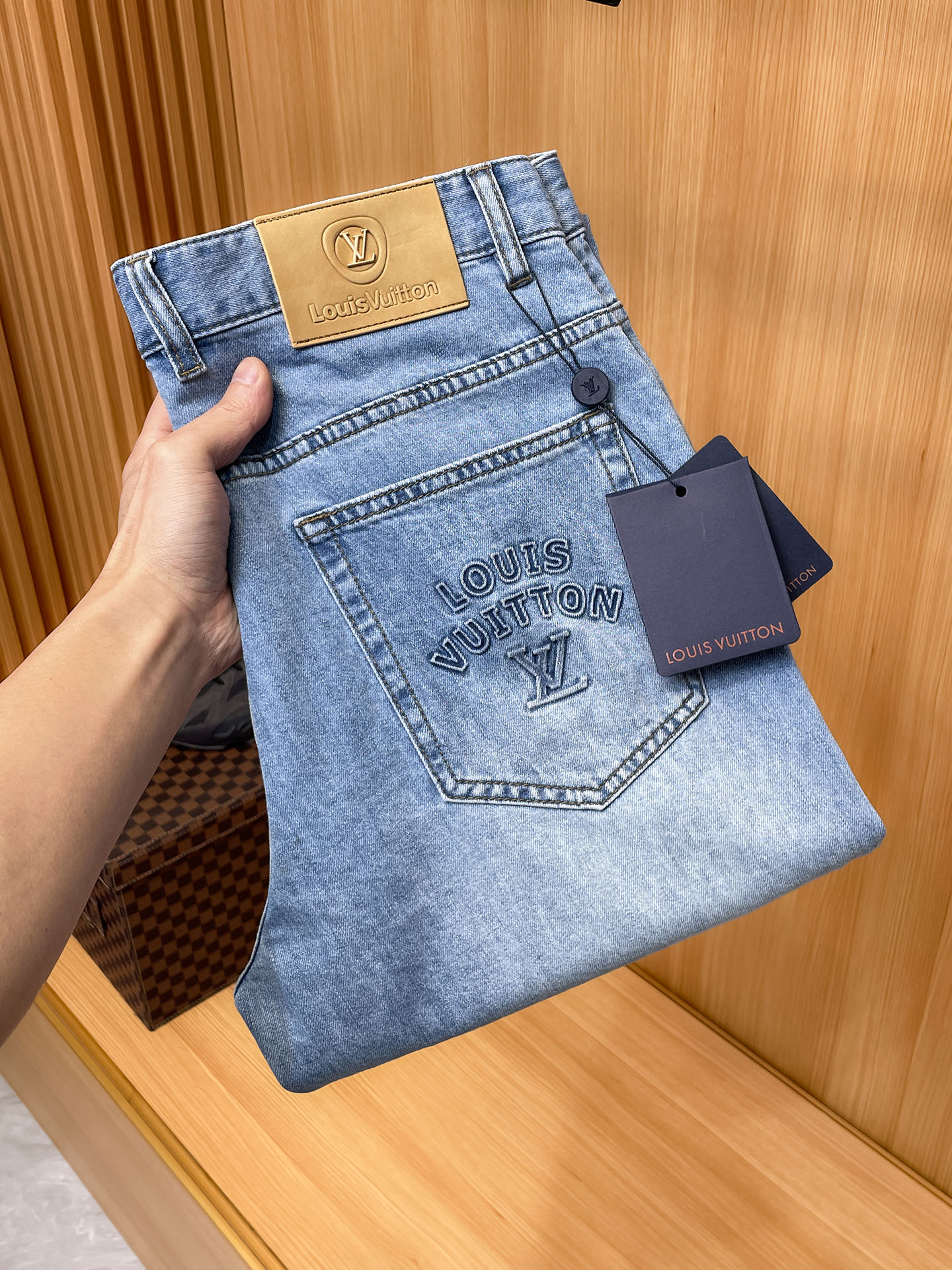 NO:735043,LV original jeans 2026 new product, original jeans, original heavy work, brand classic LOGO design, complete with three standards!  Original hardware accessories. Customized denim fabrics at the counter, completely matched to the counter. You are welcome to try it on at the counter before buying. Don’t be afraid of comparing good products. Size 30-40 (no. 37 39),, Louis Vuitton, Jeans,19860909LV 原单牛仔裤 2026新品,原版牛仔裤 原版重工打造,品牌经典LOGO设计,三标齐全！原版五金辅料.专柜定制牛仔面料,完全对版专柜,欢迎专柜试穿后再购买,好货不怕比.码数30-40(无.37 39),,louis vuitton,jeans,,Men's clothing