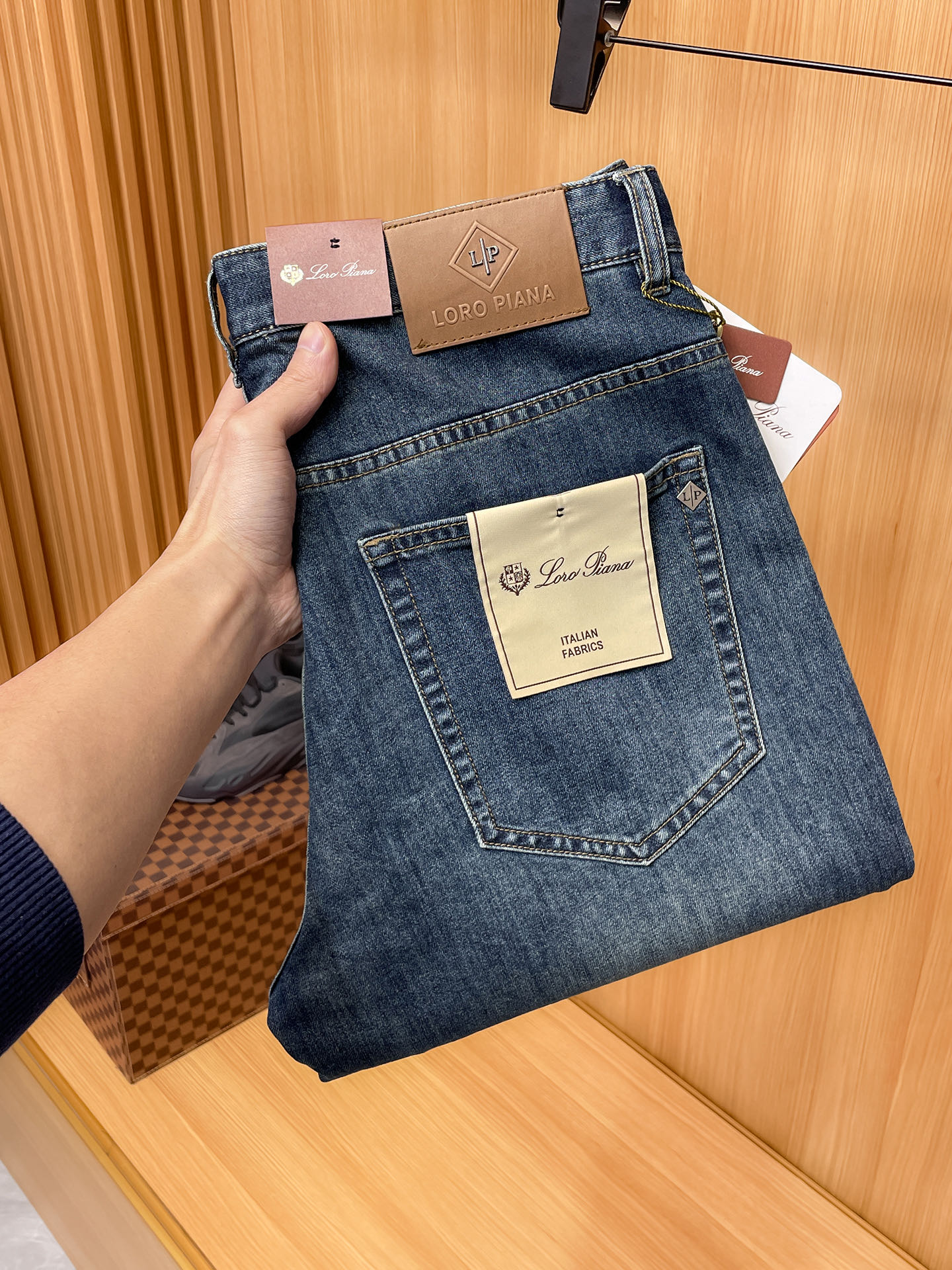 NO:735038,LP original jeans 2026 new product, original jeans, original heavy work, brand classic LOGO design, complete with three standards!  Original hardware accessories. Customized denim fabrics at the counter, completely matched to the counter. You are welcome to try it on at the counter before buying. Don’t be afraid of comparing good products. Size 30-40 (no. 37 39), loro piana, jeans,19860909LP 原单牛仔裤 2026新品,原版牛仔裤 原版重工打造,品牌经典LOGO设计,三标齐全！原版五金辅料.专柜定制牛仔面料,完全对版专柜,欢迎专柜试穿后再购买,好货不怕比.码数30-40(无.37 39),,loro piana,jeans,,Men's clothing