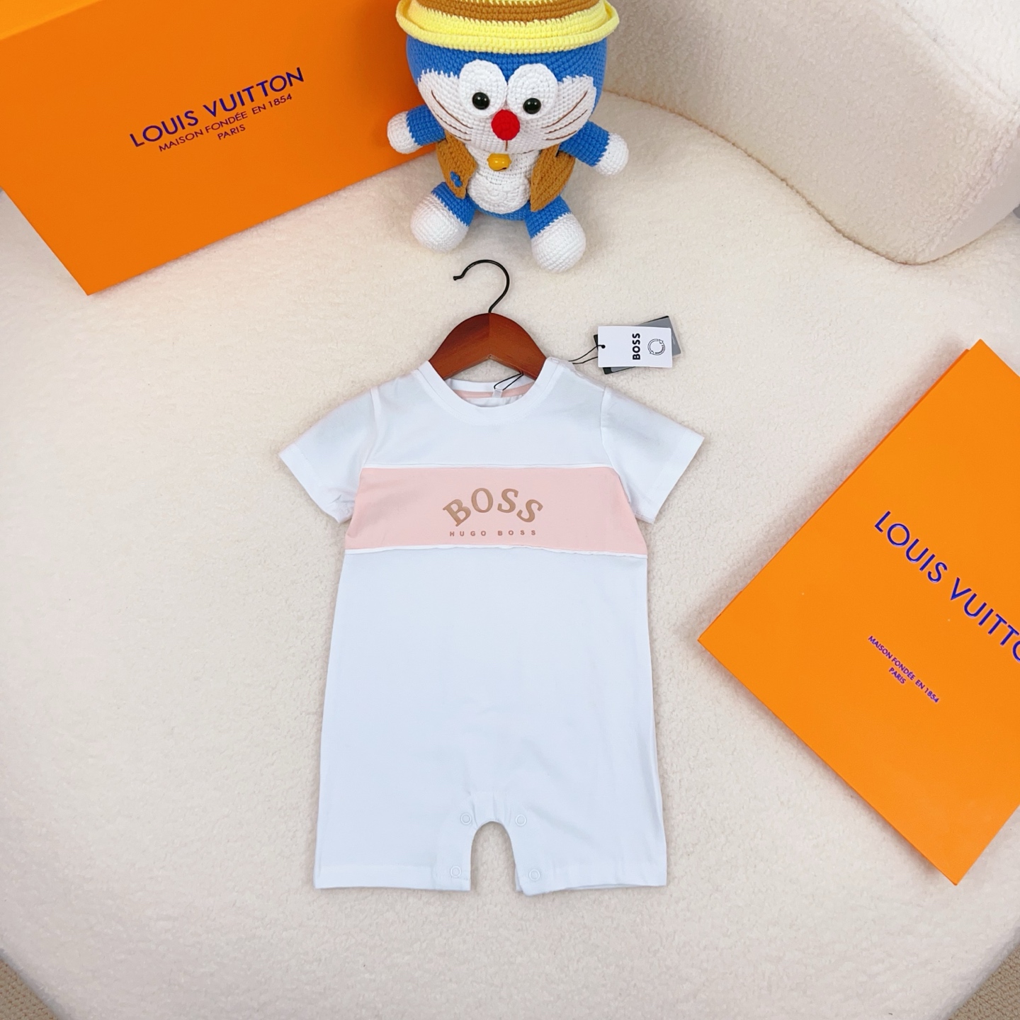 Precio de agente @98 Tallas: 73-100 Body de manga corta para bebé BOSS, con diseño de contraste en blanco fresco y rosa…
