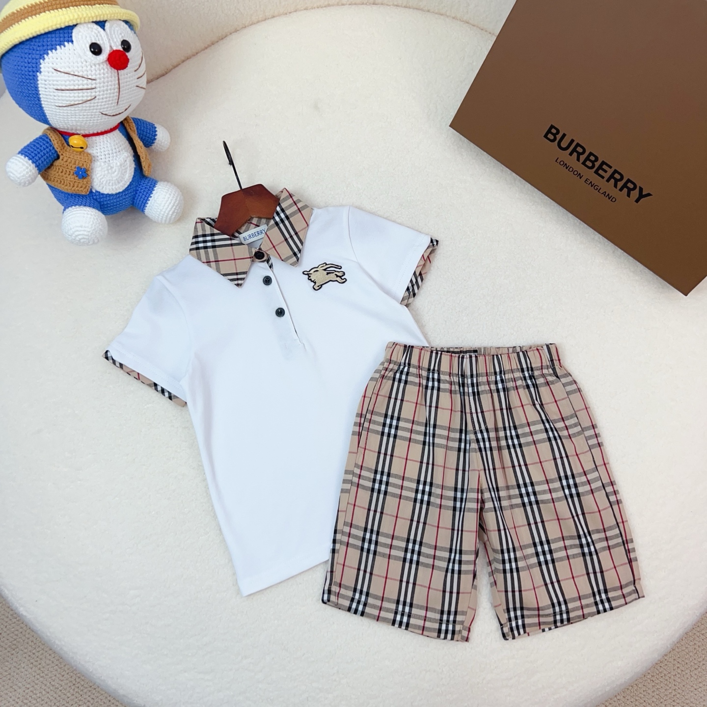 El precio corriente de la camiseta Burberry de 90-140 cm no es menos de 75. Los pantalones cortos a cuadros no son meno…