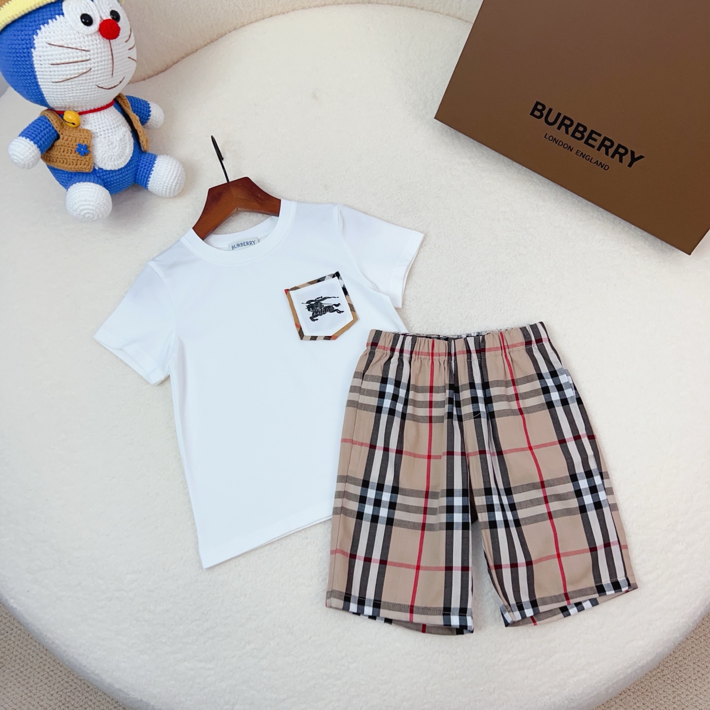 El precio corriente de la camiseta Burberry de 90-140 cm no es menos de 69. Los pantalones cortos a cuadros no son meno…