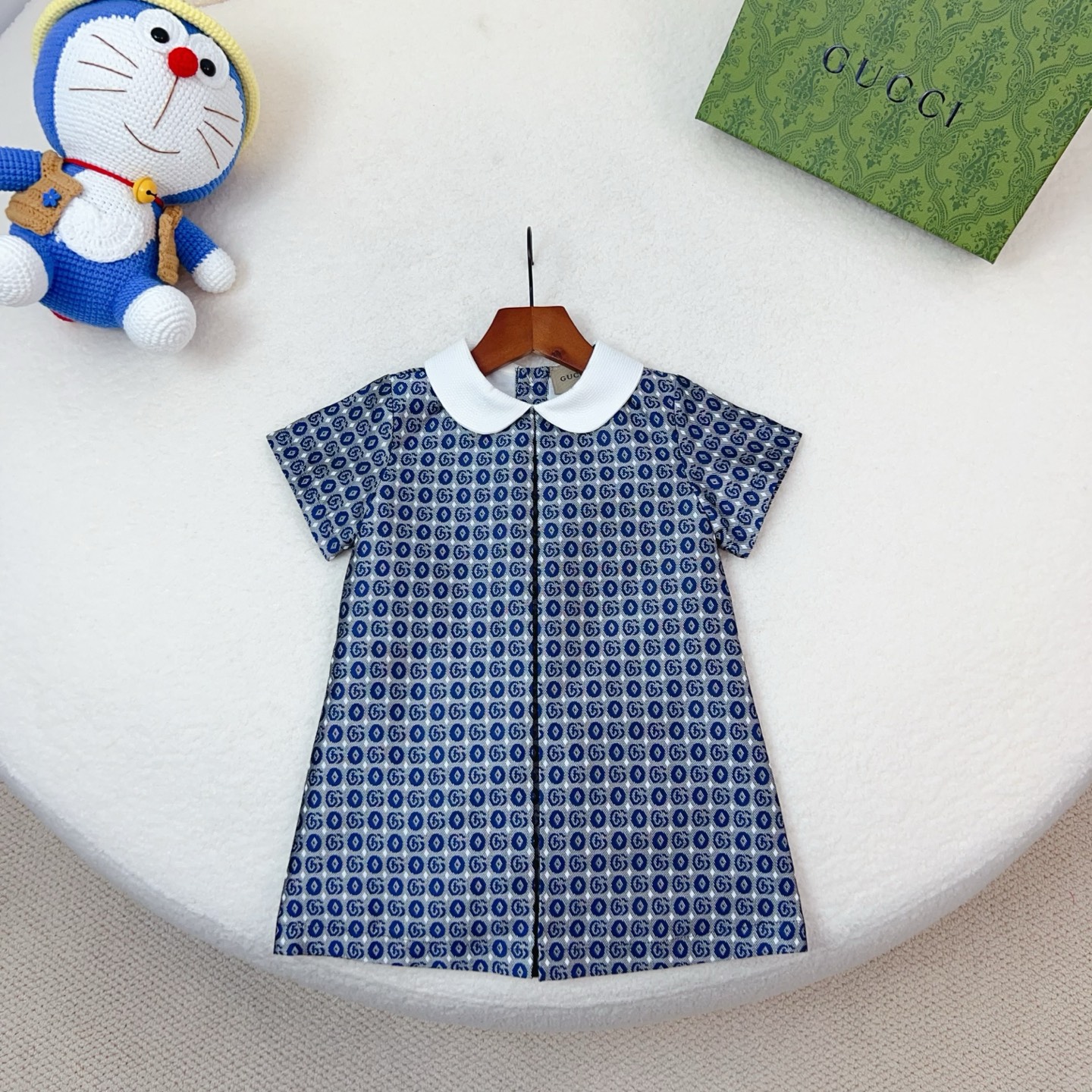 Tallas: 90-160cm @178 yuan sin descuento. GU*CI nuevo 2026, vestido infantil de manga corta con cuello de muñeca, doble…
