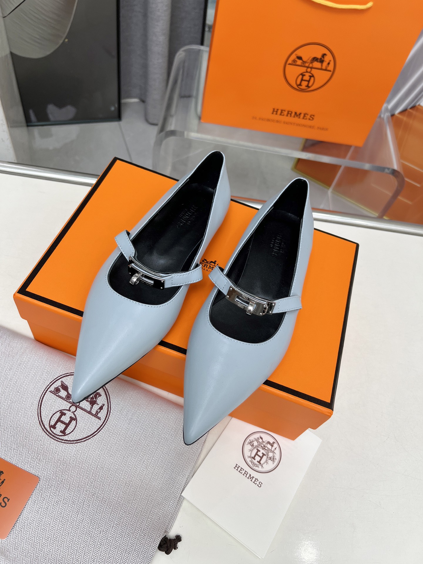 NO:236799,, 2025 top product Hermes new real handmade shoes, purely handmade, a must-have item!  Vacation matching artifact!  Our pursuit of fine products is always the best!  Don't settle it!  Comfortable and original spirit, do not agree with trends, and do not deliberately express yourself as Hermes and her sincere fans, the unanimous pursuit!  【Material】Upper top leather, genuine leather. Size 35-4z, single shoes, hermes, hermes19860909, 2025顶级产品Hermes爱马仕新款真正的手工鞋,纯手工打造,必须收藏的单品！度假搭配神器！我们对精品的追求永远只要最好！不要将就！舒适及原创精神、不附和潮流、不刻意表达自己是Hermes爱马仕及衷粉的一致追求！【材质】 鞋面头层皮,里真皮.码数35-4z,单鞋,hermes,hermes,Women's Shoes