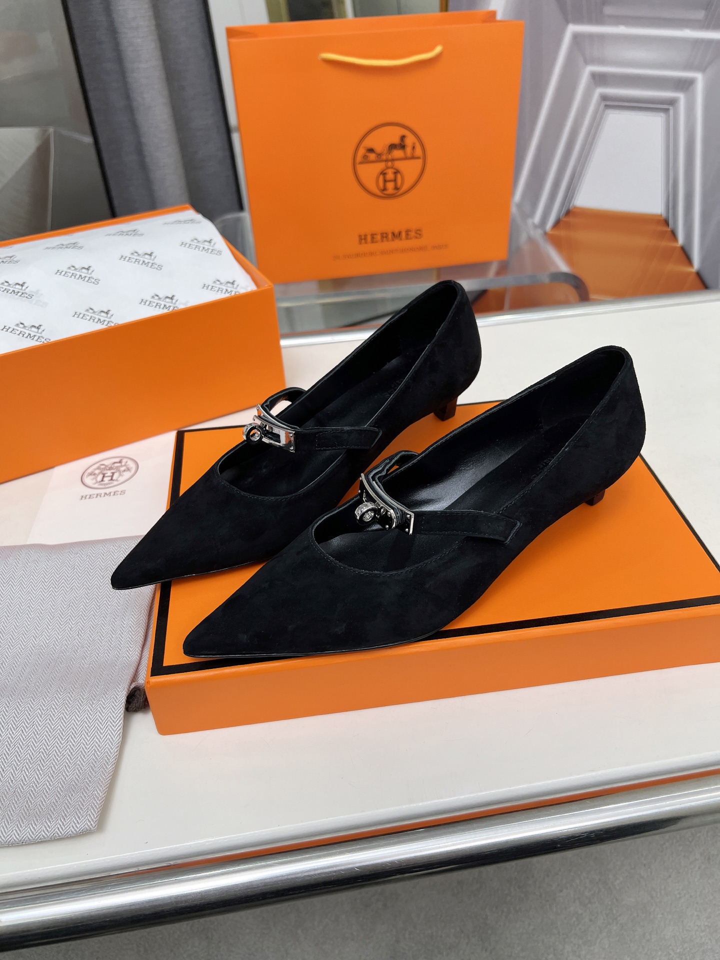 NO:236802,The top 2025 product Hermes new real handmade shoes, purely handmade, and must-have items!  Vacation matching artifact!  Our pursuit of fine products is always the best!  Don't settle it!  Comfortable and original spirit, do not agree with trends, and do not deliberately express yourself as Hermes and her sincere fans, the unanimous pursuit!  【Material】Upper top leather, genuine leather. Size 35-4z, single shoes, hermes, hermes198609092025顶级产品Hermes爱马仕新款真正的手工鞋,纯手工打造,必须收藏的单品！度假搭配神器！我们对精品的追求永远只要最好！不要将就！舒适及原创精神、不附和潮流、不刻意表达自己是Hermes爱马仕及衷粉的一致追求！【材质】 鞋面头层皮,里真皮.码数35-4z,单鞋,hermes,hermes,Women's Shoes