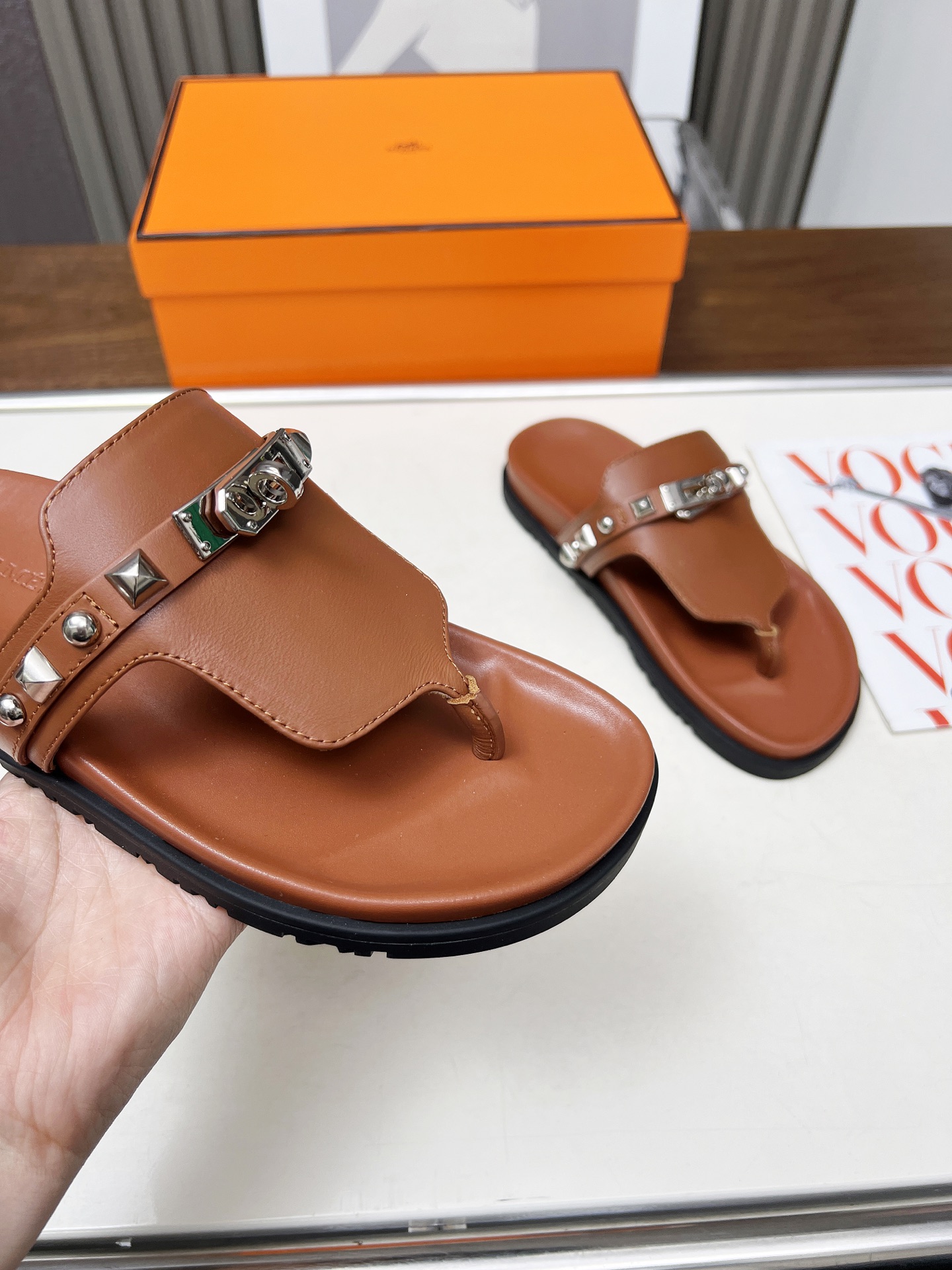 NO:229968,p Hermès sandals, imported cowhide and sheepskin ~ casual, versatile and simple, and many internet celebrities have translated it. The original version has developed the highest version level 1:1. The original outsole original TPU anti-slip wear-resistant outsole size 35-41, split-toe shoes, hermes, hermes, sandals, cowhide, sheepskin19860909p Hermès 爱马仕凉鞋, 进口牛皮、羊皮里～休闲百搭简洁、超多网红明星纷纷演译, 原版1:1开发最高版本级别 大底原版TPU 防滑耐磨大底 码数35-41,分趾鞋,hermes,hermes,sandals,cowhide,sheepskin,Women's Shoes
