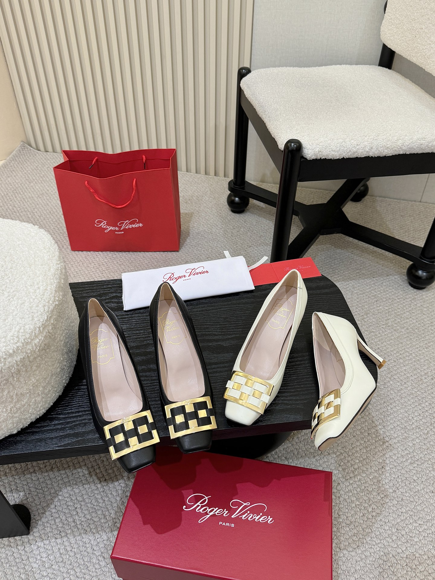 NO:628697,The iconic heel of the Trompette series is reshaped into a retro and modern style. The hand-stitched cowhide upper fits delicately, and the woven texture and metal buckle collide to create an exquisite ingenuity. The uncompromising comfortable foot feel and effortless elegance coexist, and every step is on the balance point of classic and modern aesthetics. The material is imported calfskin. The lining is sheepskin. The heel height is 7.5cm. The size is 35-39. [34.40 order]. High-heeled shoes, high heels,cowhide,sheepskin19860909Trompette系列标志性鞋跟重塑复古摩登,手工缝制的牛皮鞋面细腻贴合,编织纹理与金属表扣碰撞出精致巧思.不妥协的舒适脚感与毫不费力的优雅并存,每一步都踏在经典与现代的美学平衡点上. 面料进口小牛皮. 内裡羊皮内. 跟高7.5cm. 码数35-39.【34.40订】.,高跟鞋单鞋,high heels,cowhide,sheepskin,Women's Shoes